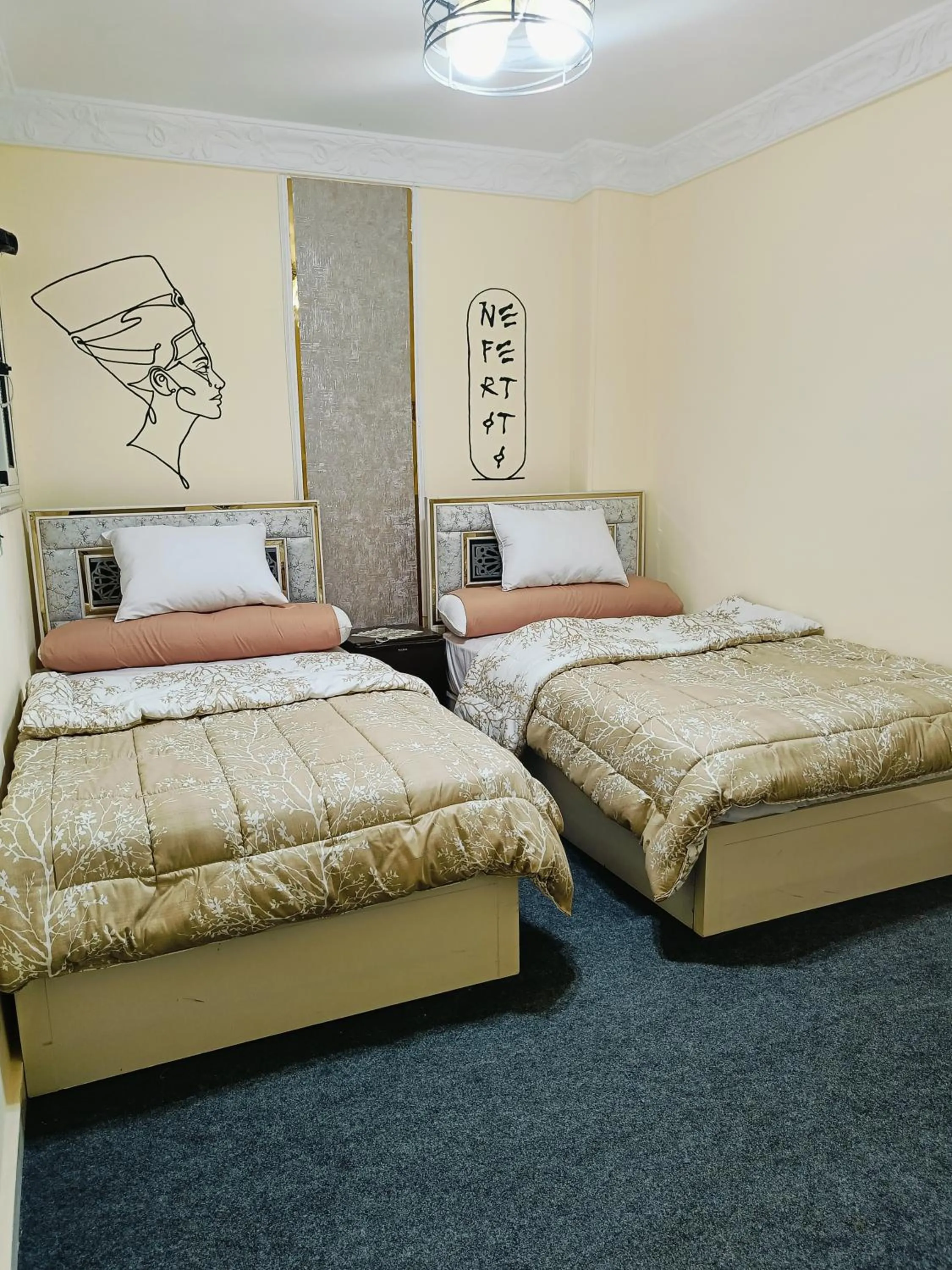 Bed in Sneferu Pyramids inn - Full Pyramids View