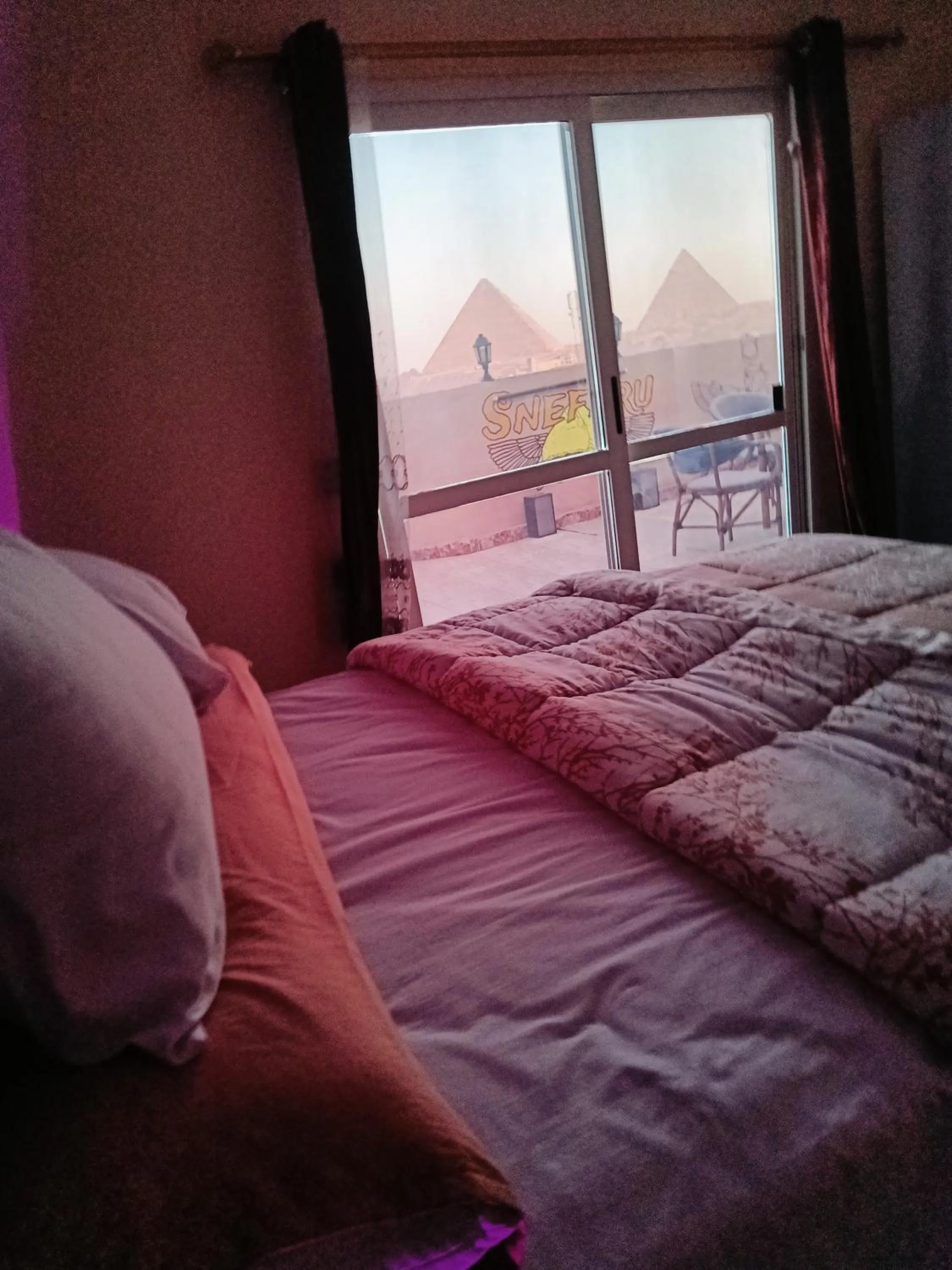 Bed in Sneferu Pyramids inn - Full Pyramids View