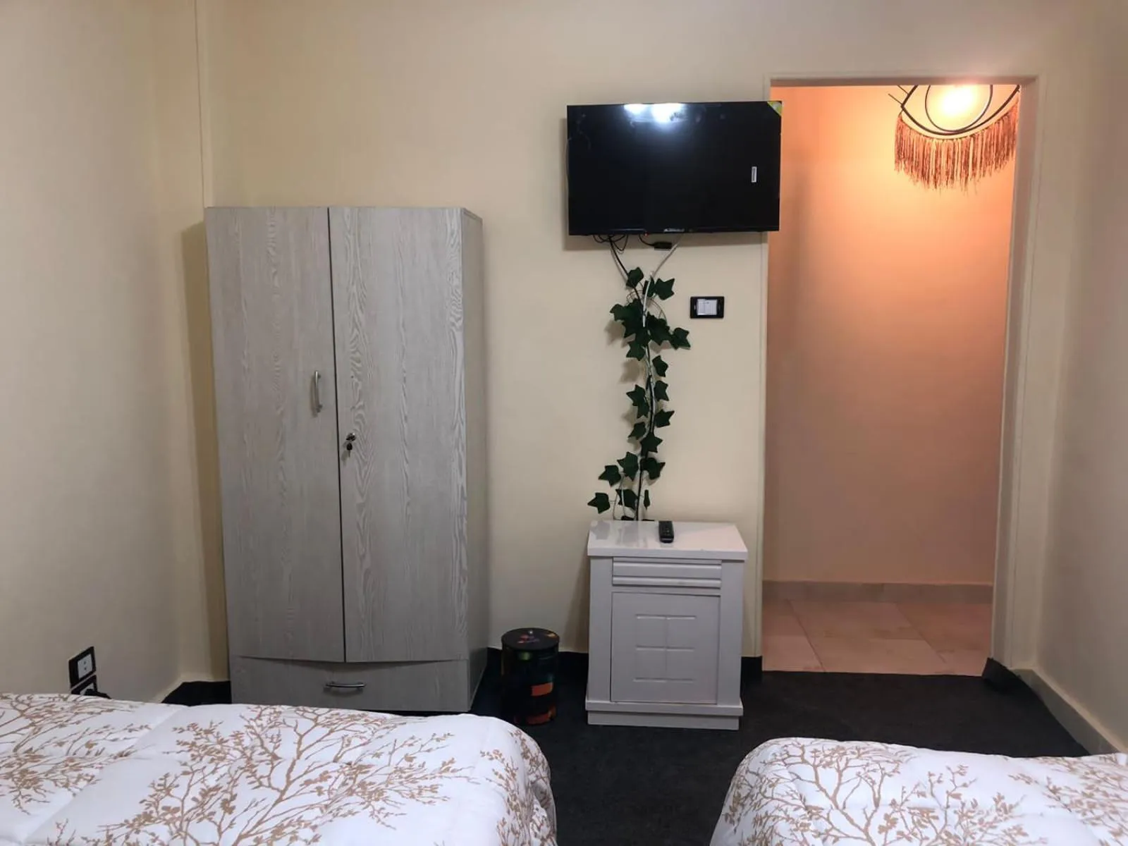 Bed in Sneferu Pyramids inn - Full Pyramids View