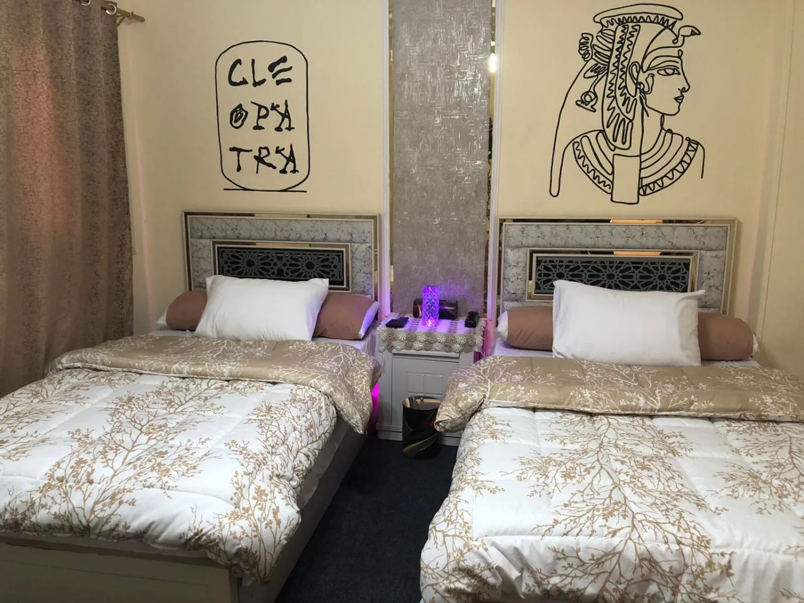 Bed in Sneferu Pyramids inn - Full Pyramids View