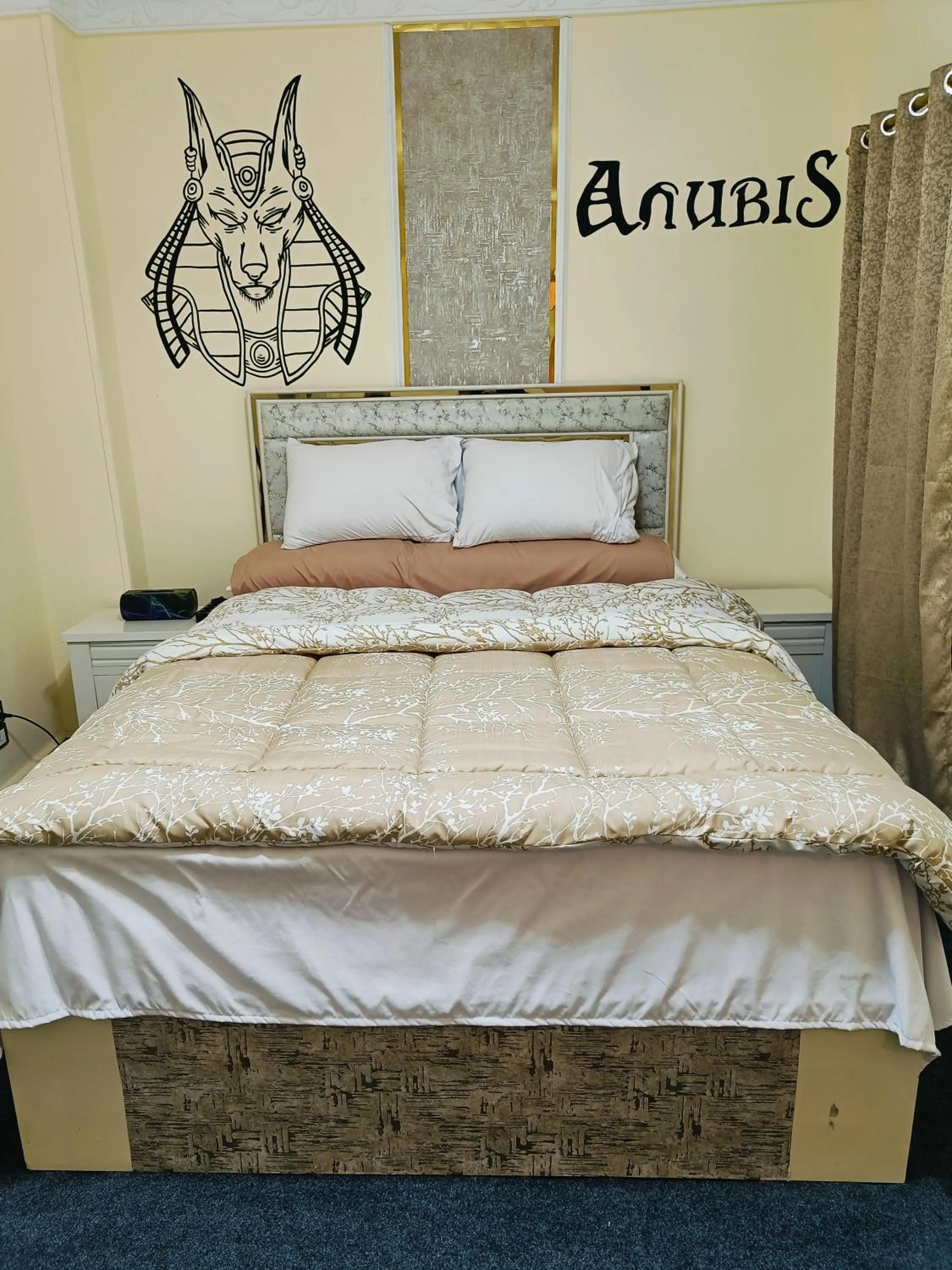 Bed in Sneferu Pyramids inn - Full Pyramids View