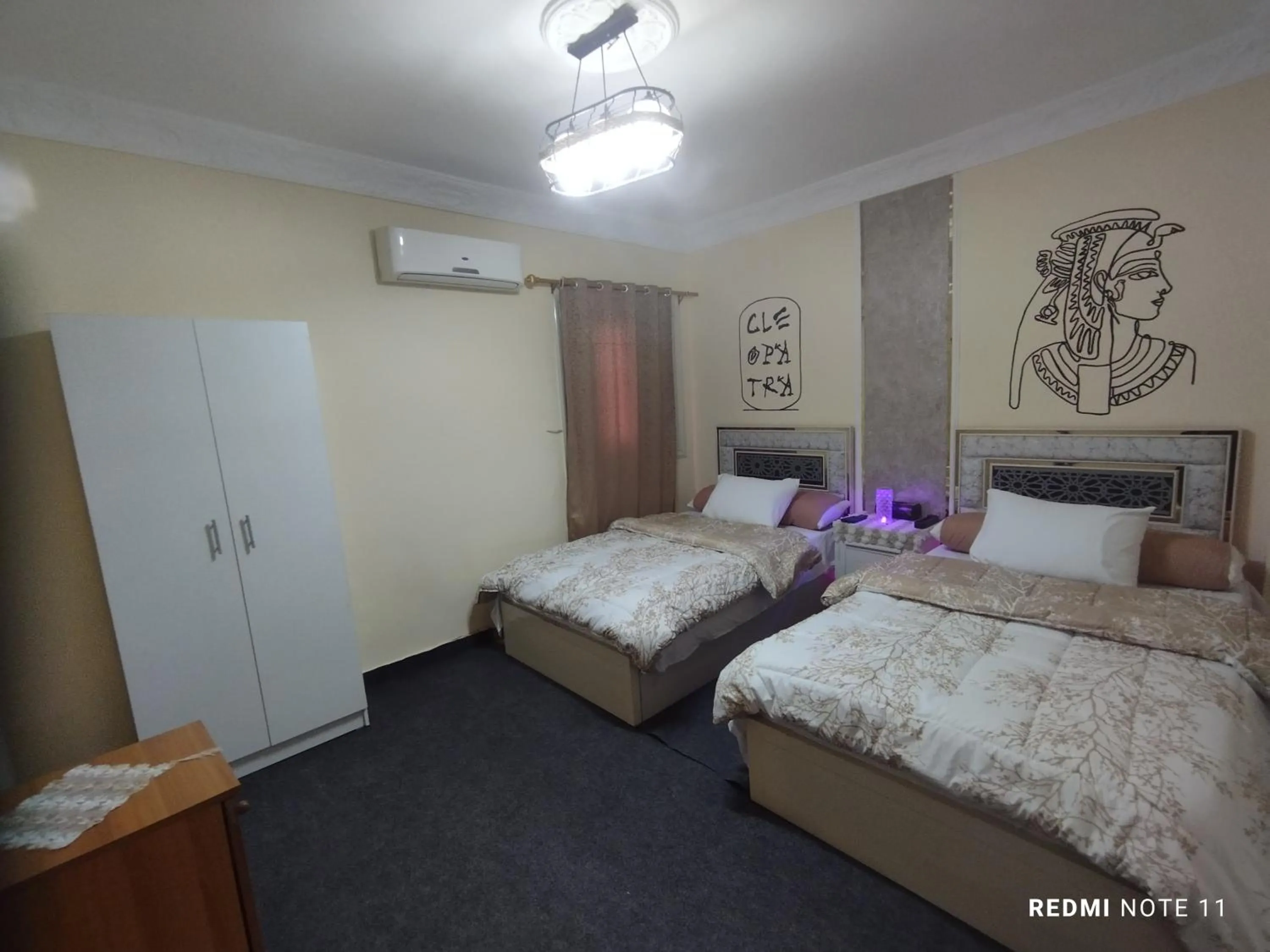 Bed in Sneferu Pyramids inn - Full Pyramids View