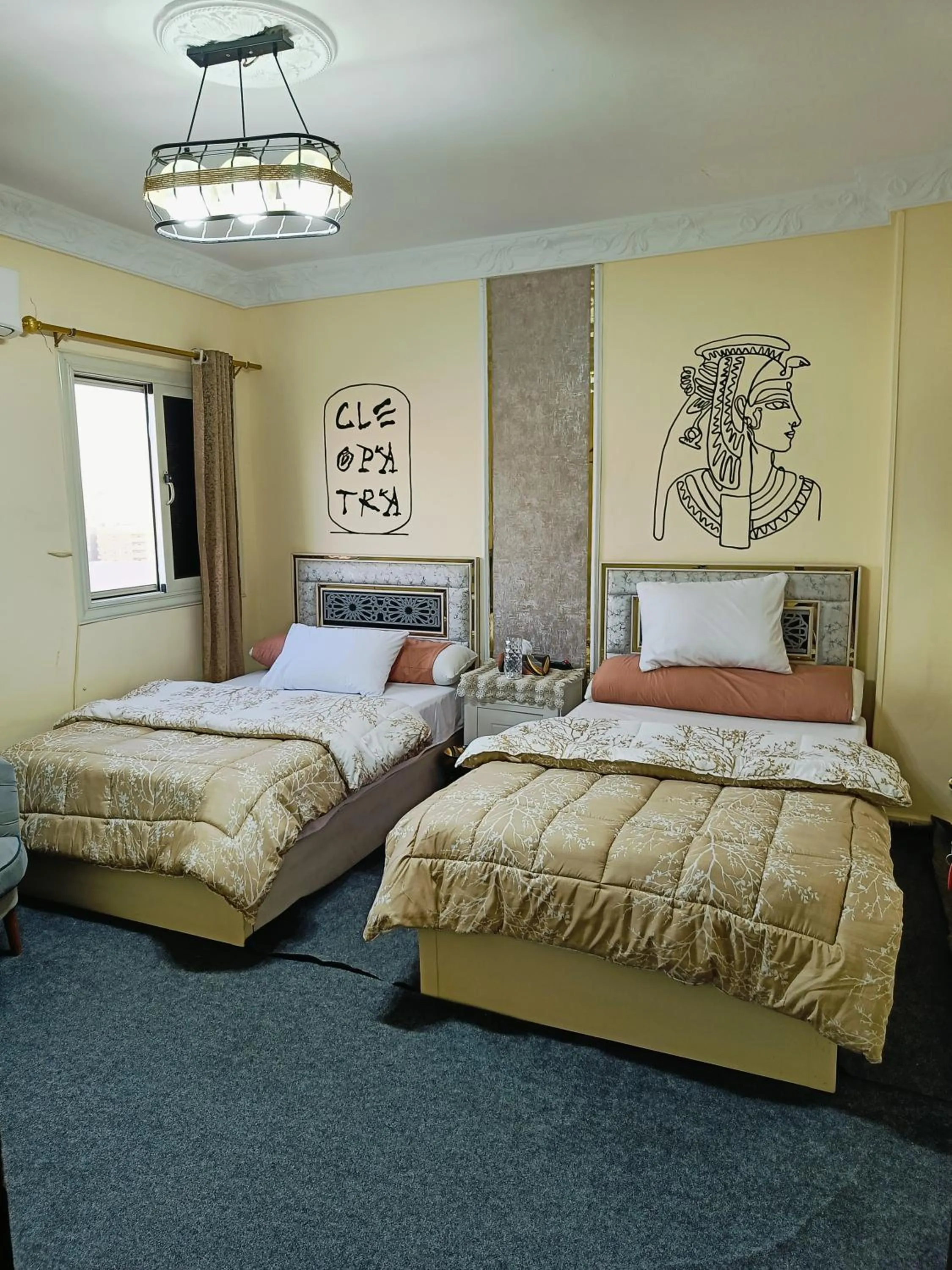 Bed in Sneferu Pyramids inn - Full Pyramids View