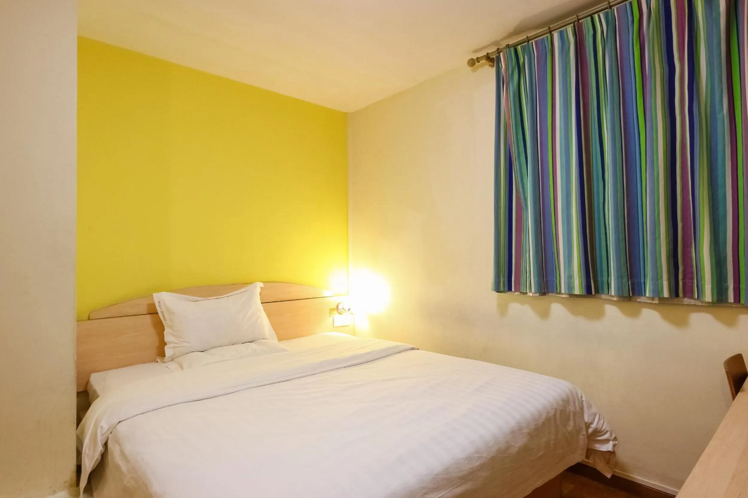 Photo of the whole room in 7 Days Inn Guangzhou Zhongshan 1st Overpass Branch