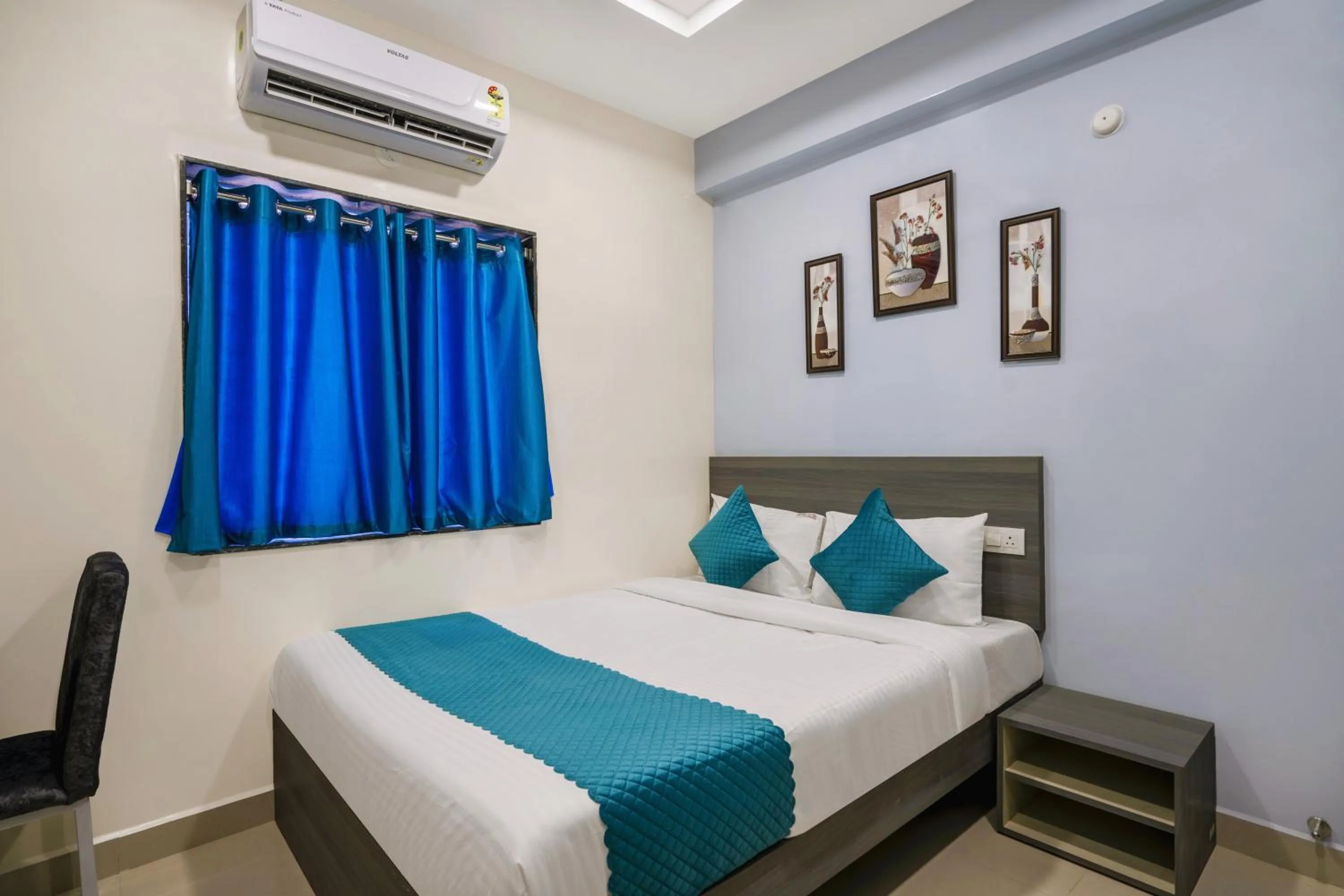 Bedroom, Bed in The Balcony Suites