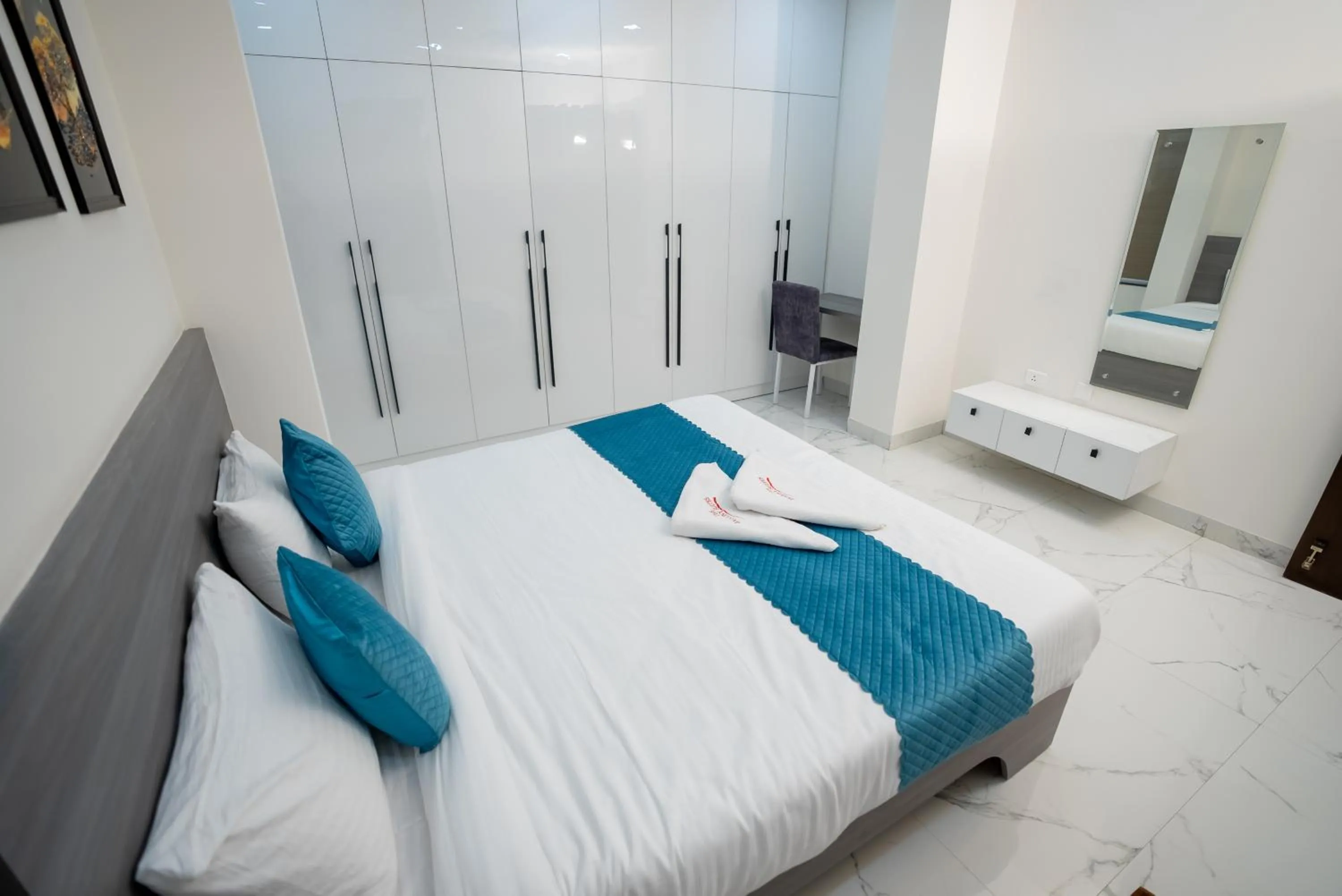 Bedroom, Bed in The Balcony Suites