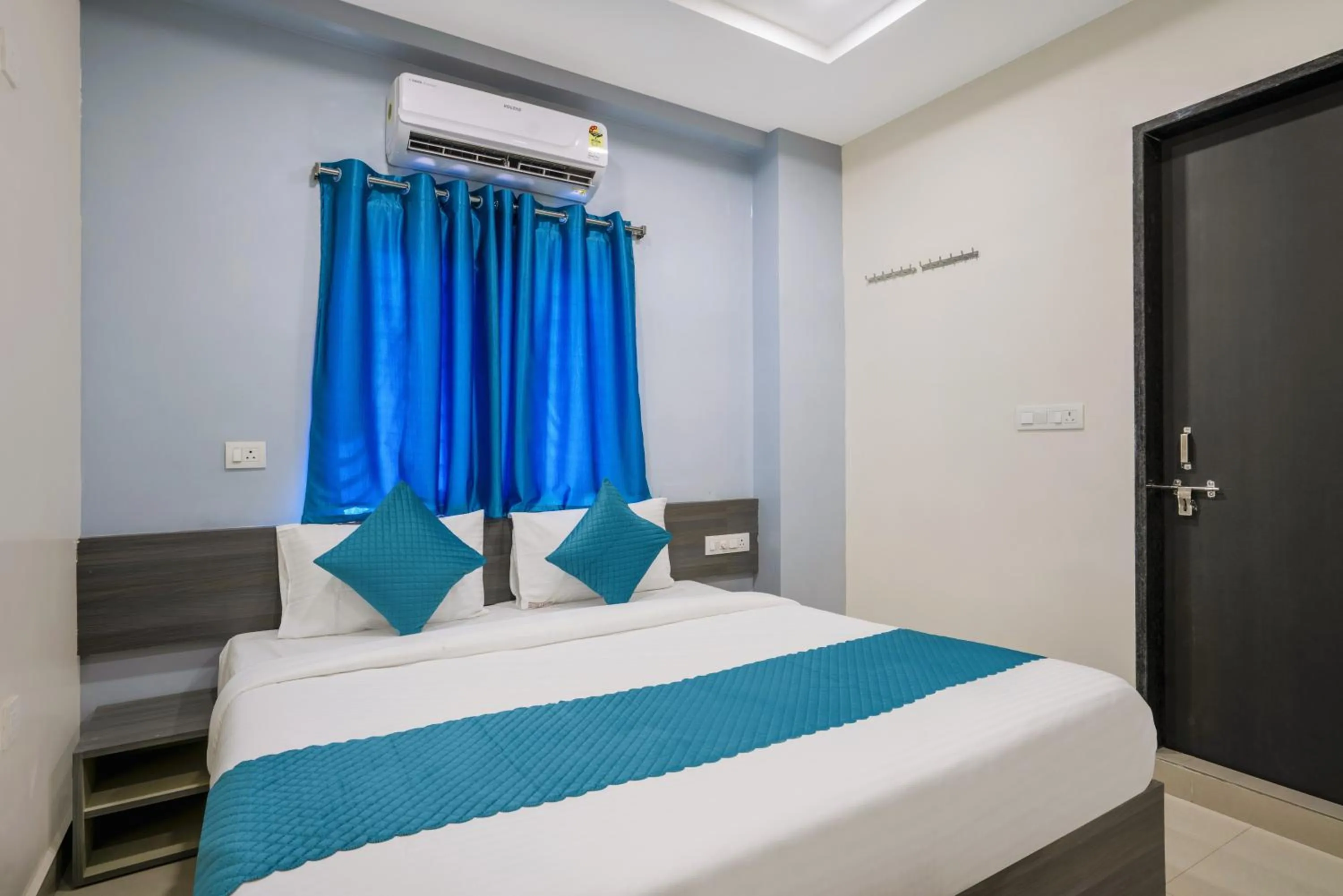 Bedroom, Bed in The Balcony Suites