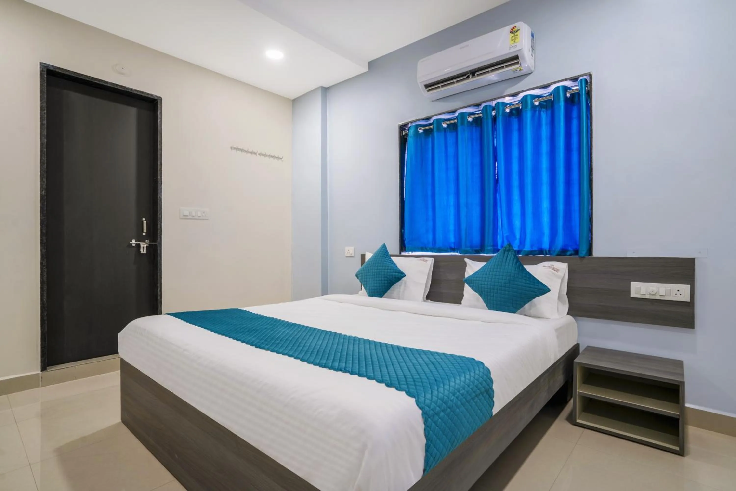 Bedroom, Bed in The Balcony Suites