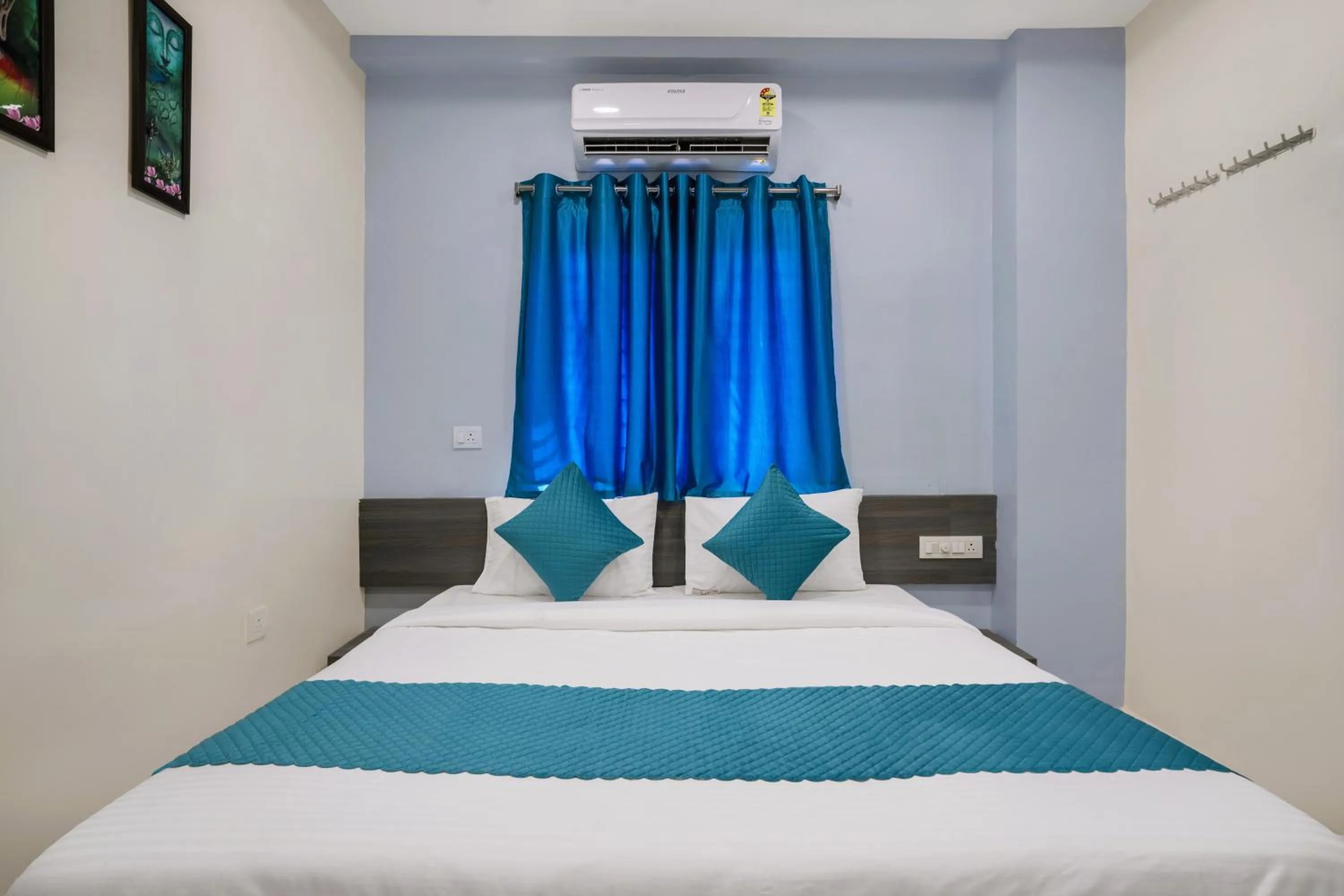 Bedroom, Bed in The Balcony Suites