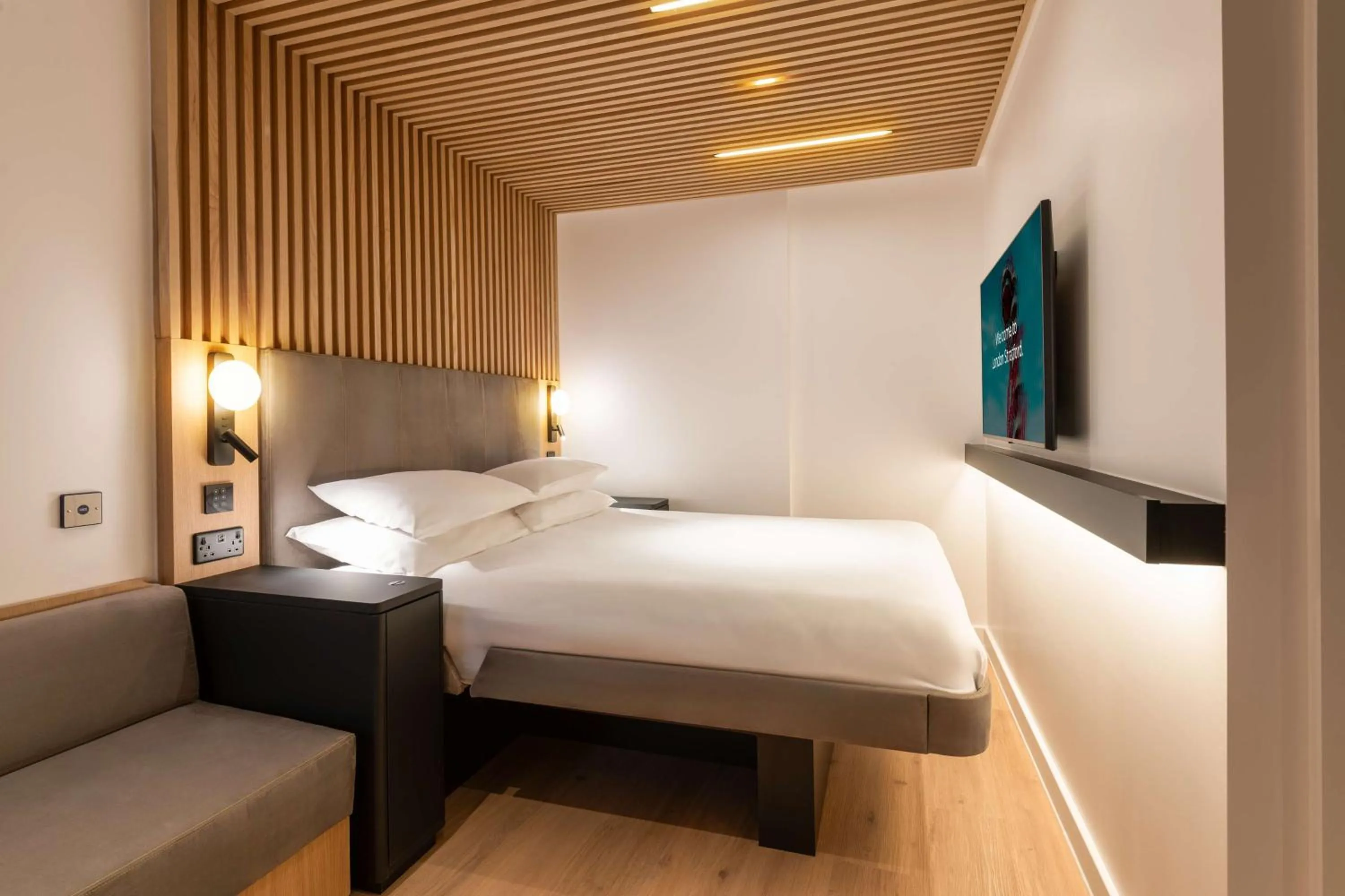 Bedroom, Bed in YOTELPAD London Stratford