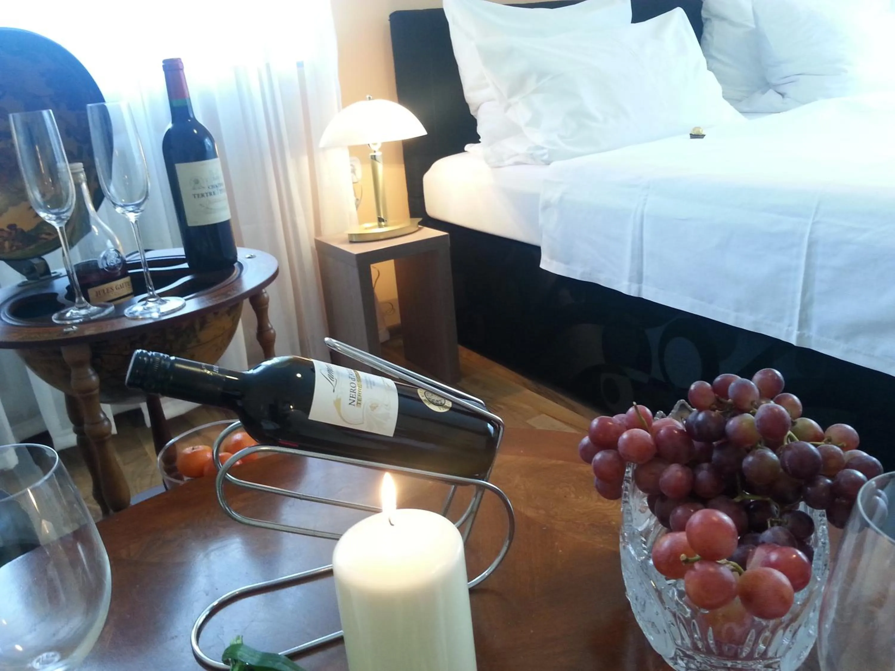 Alcoholic drinks, Bed in Hotel Zum Berggarten