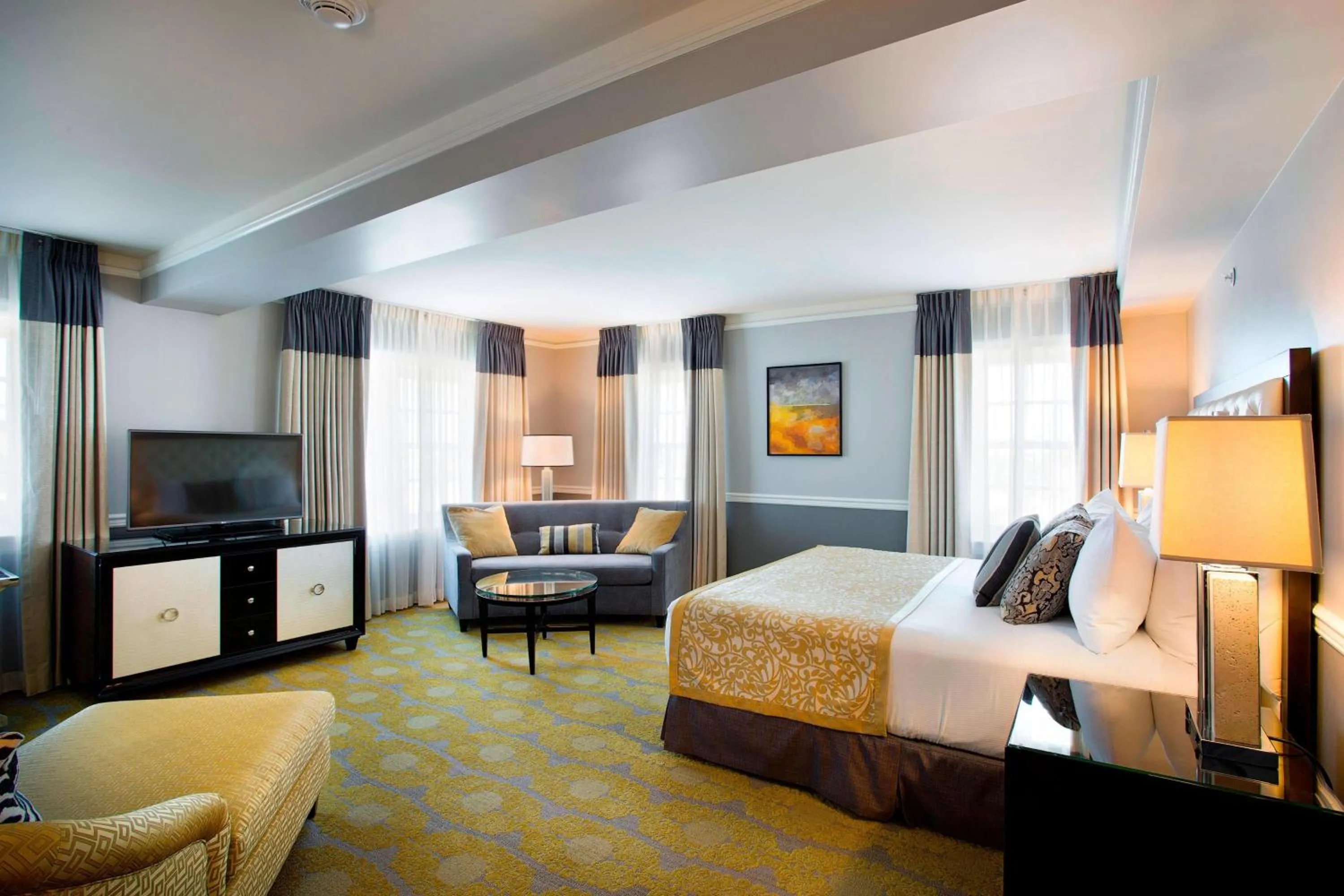 Photo of the whole room, Bed in Ambassador Hotel Tulsa, Autograph Collection