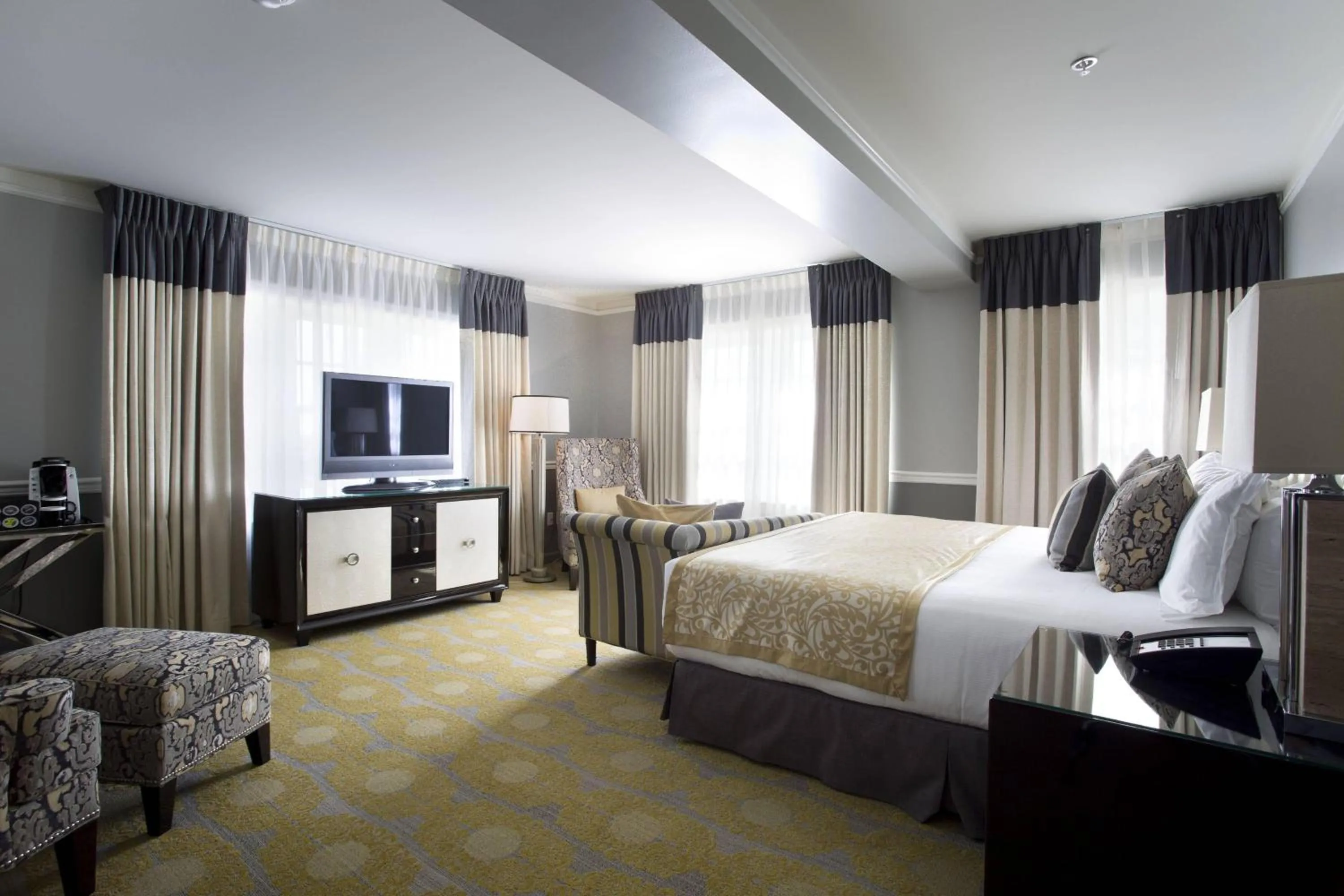 Photo of the whole room, Bed in Ambassador Hotel Tulsa, Autograph Collection