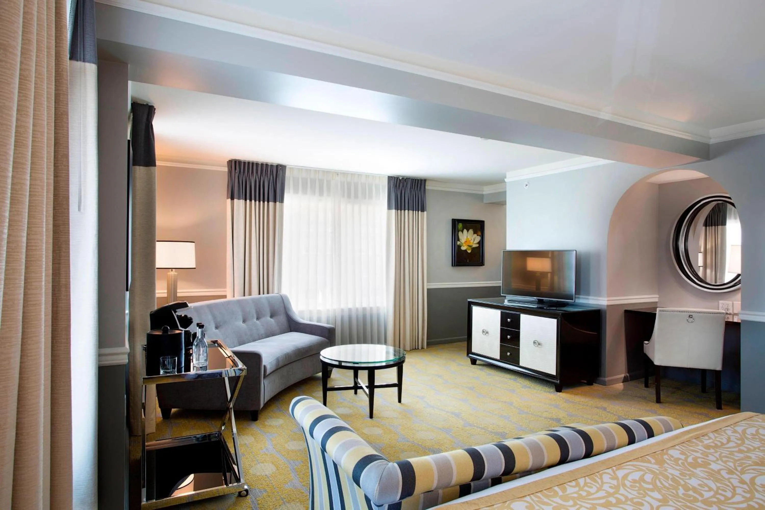 Photo of the whole room, Bed in Ambassador Hotel Tulsa, Autograph Collection