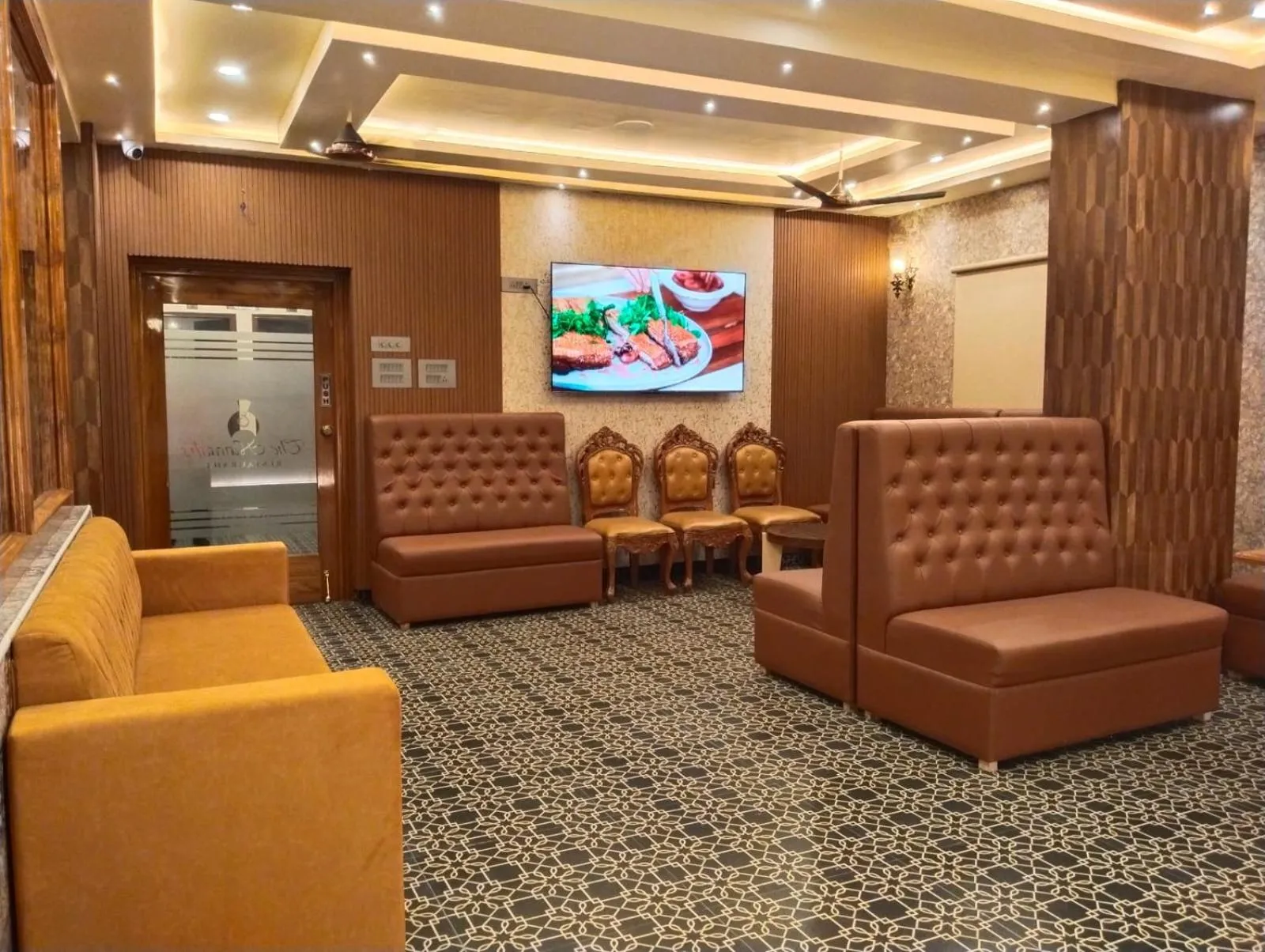 Communal lounge/ TV room in Hotel Windsor Plaza