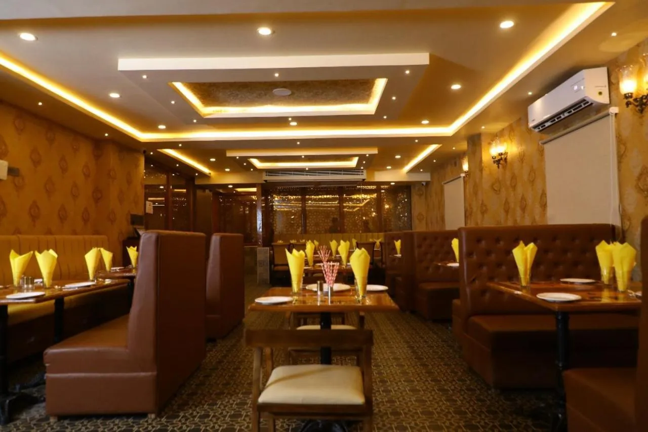 Restaurant/places to eat in Hotel Windsor Plaza