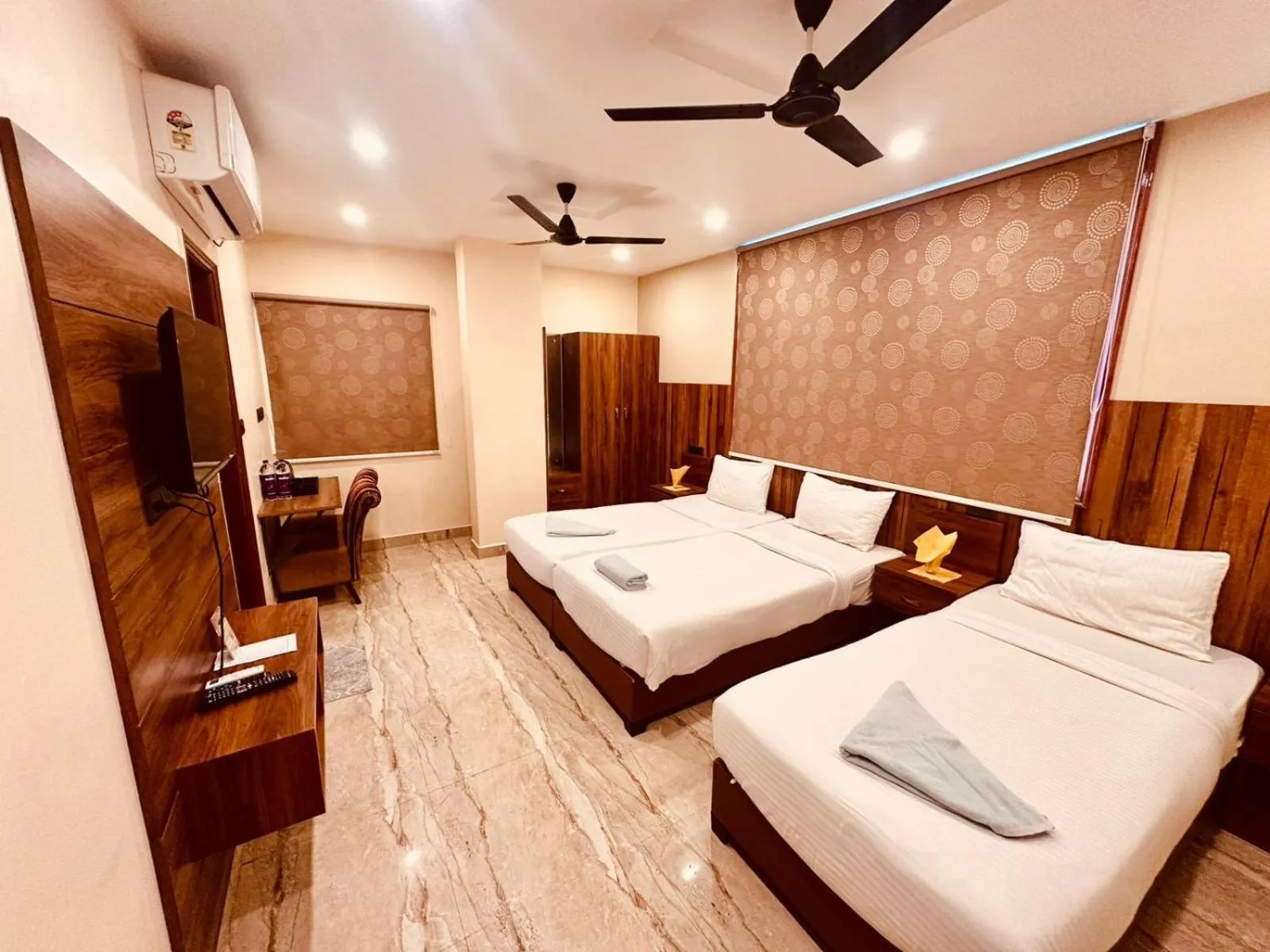 TV and multimedia, Bed in Hotel Windsor Plaza