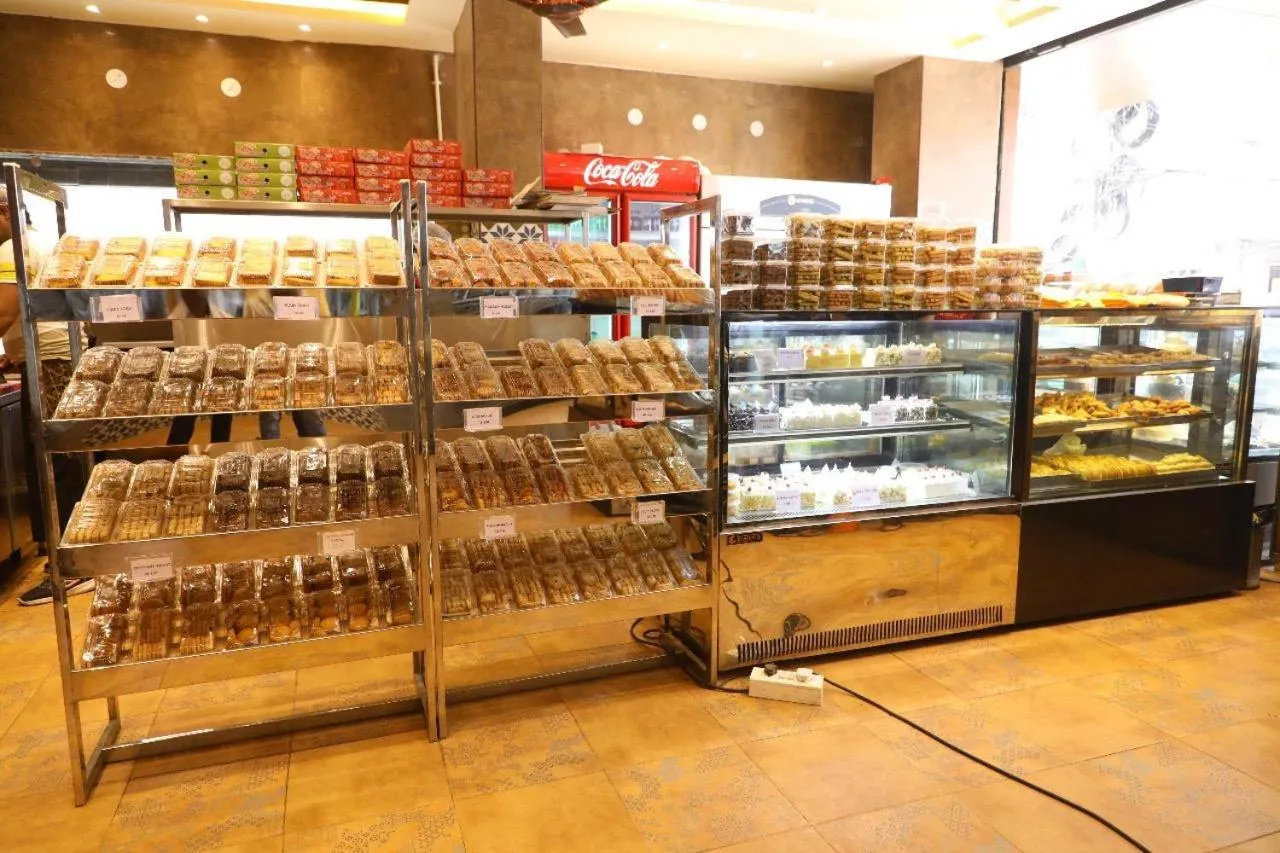 Restaurant/places to eat in Hotel Windsor Plaza