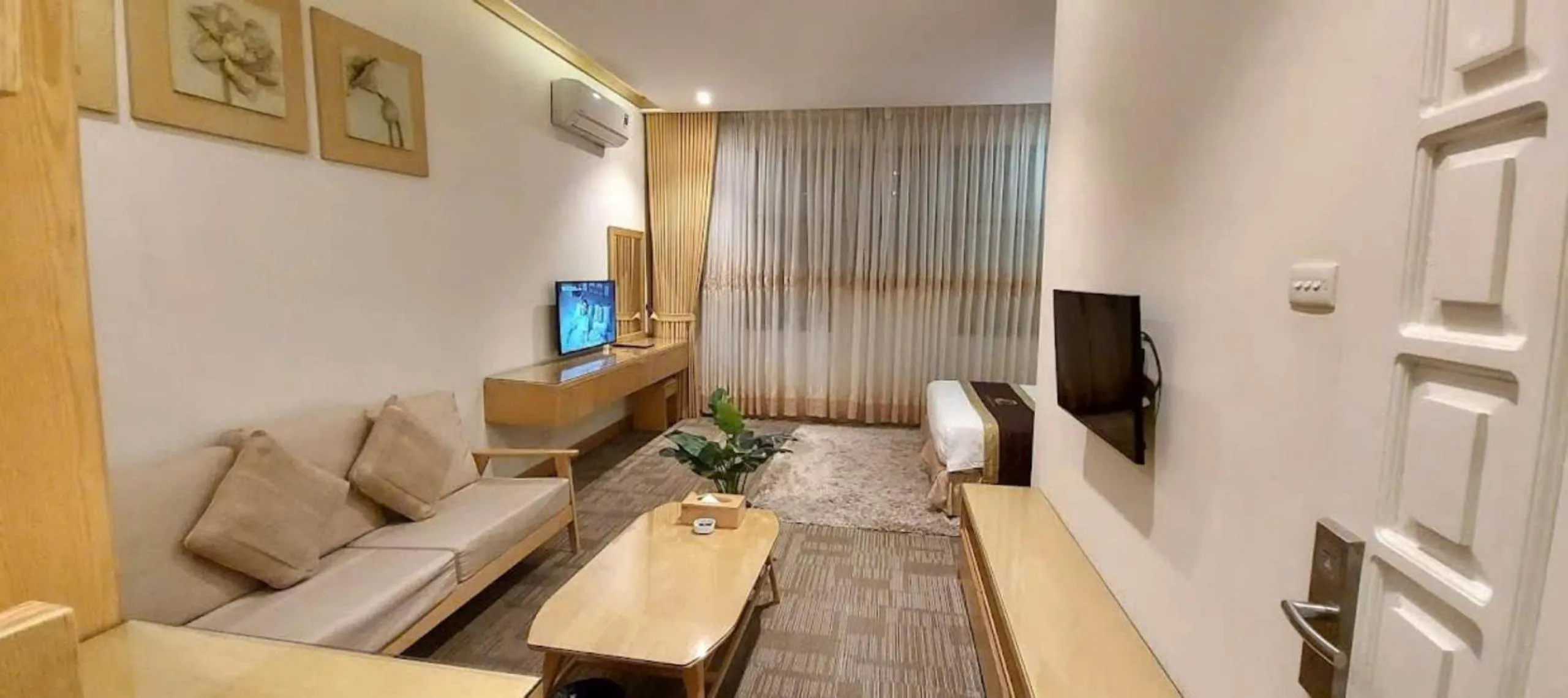 Communal lounge/ TV room in Tuong Vi Hotel