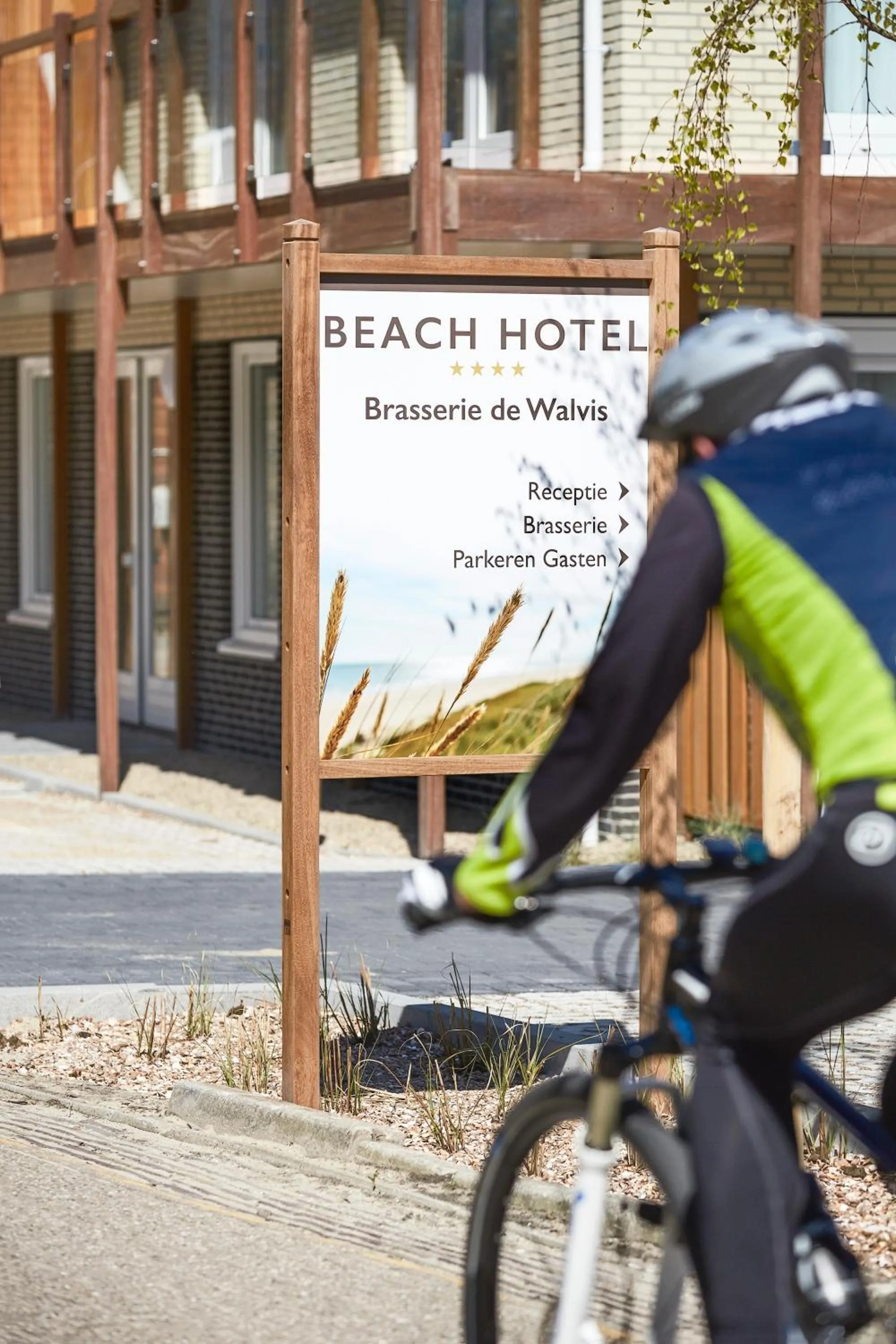 Cycling in Beach Hotel I Kloeg Collection