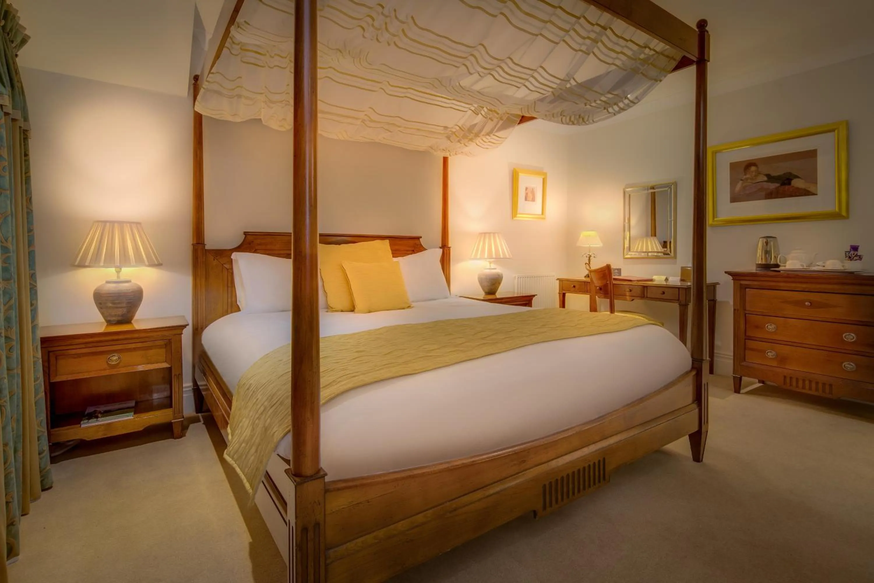 Photo of the whole room, Bed in Nailcote Hall