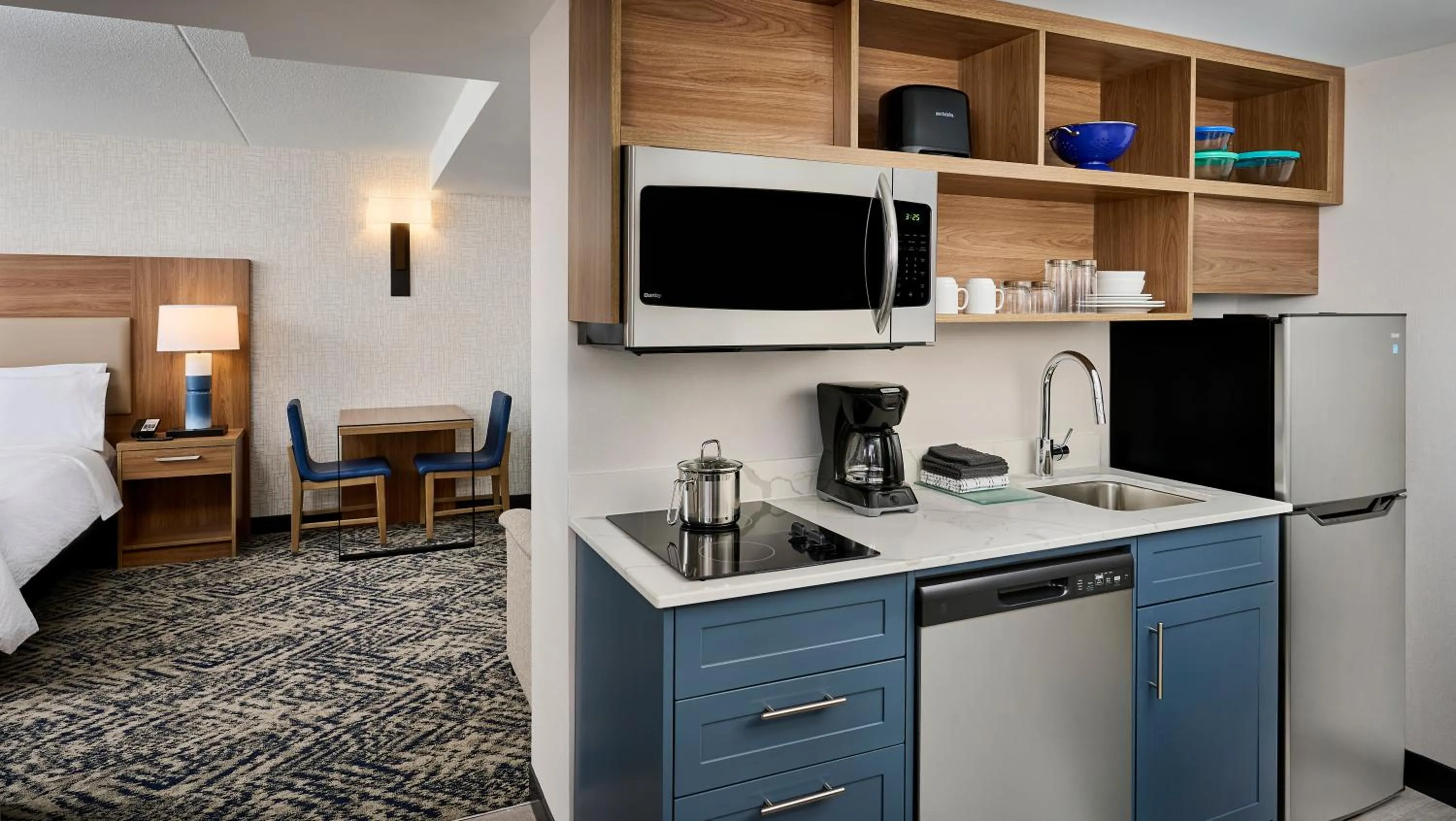 Kitchen or kitchenette in Candlewood Suites Burlington Conference Centre by IHG