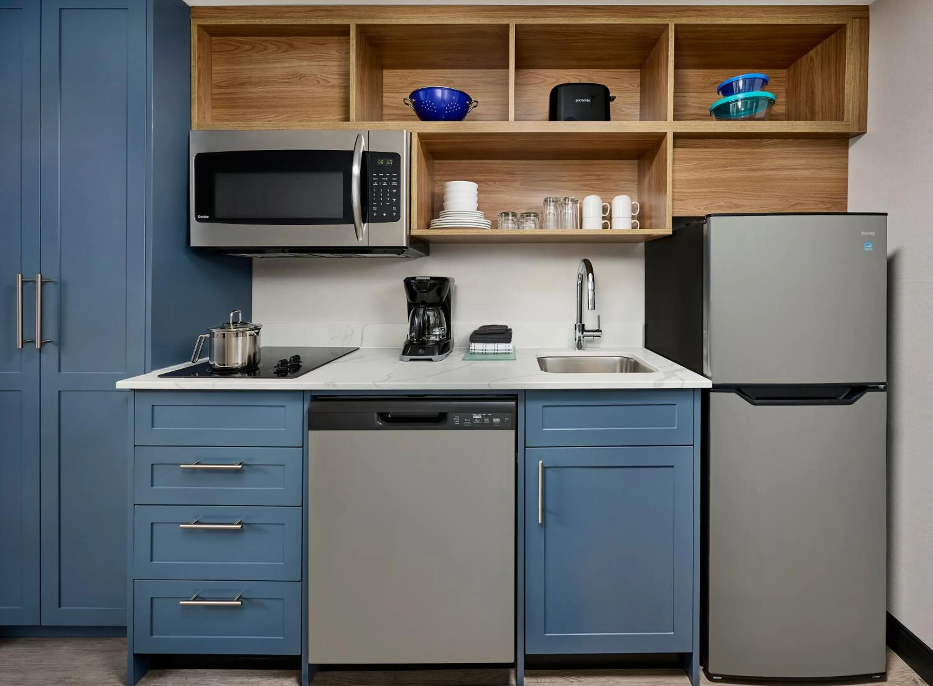 Kitchen or kitchenette in Candlewood Suites Burlington Conference Centre by IHG
