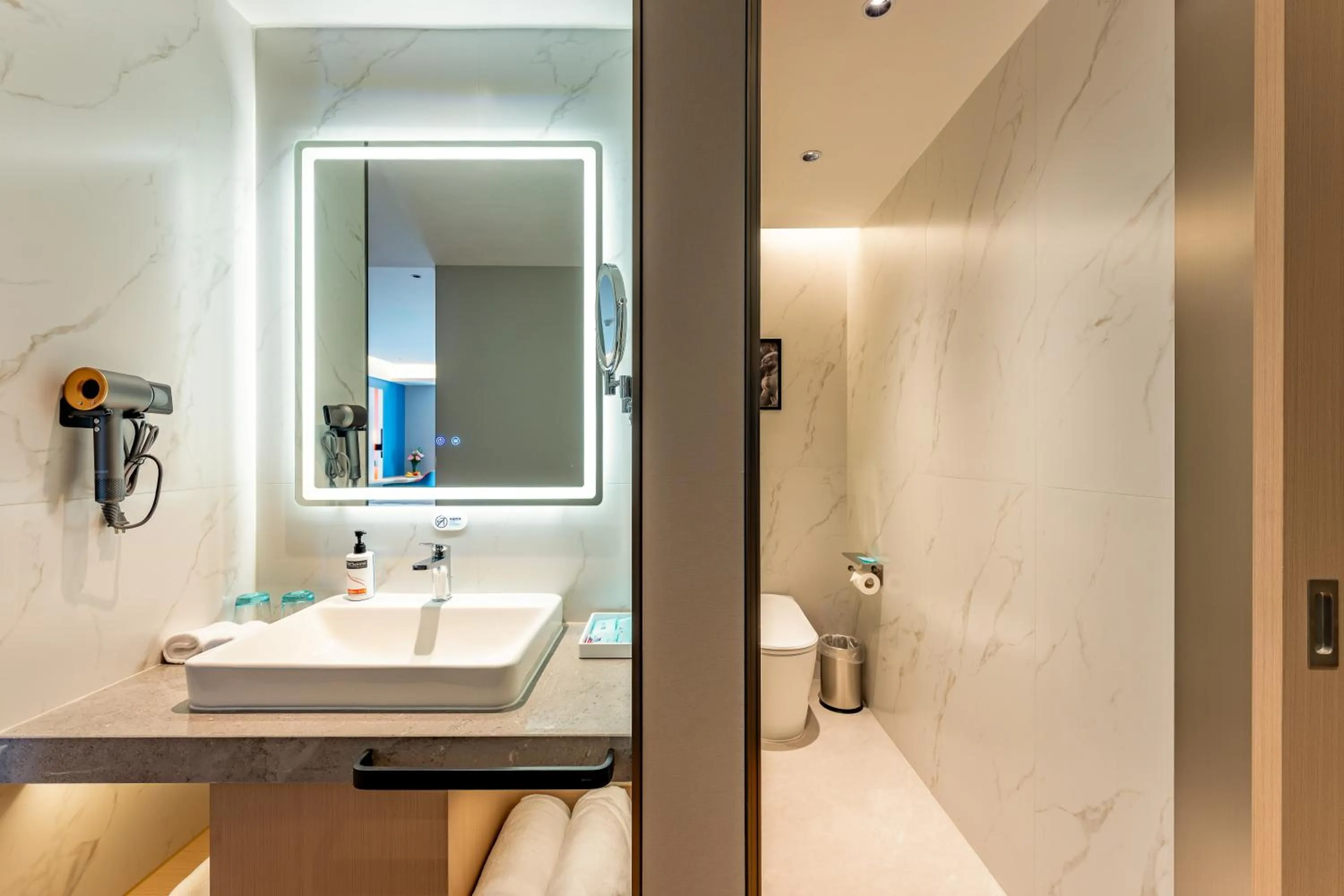 Photo of the whole room in Holiday Inn Express Nanjing Riverside by IHG