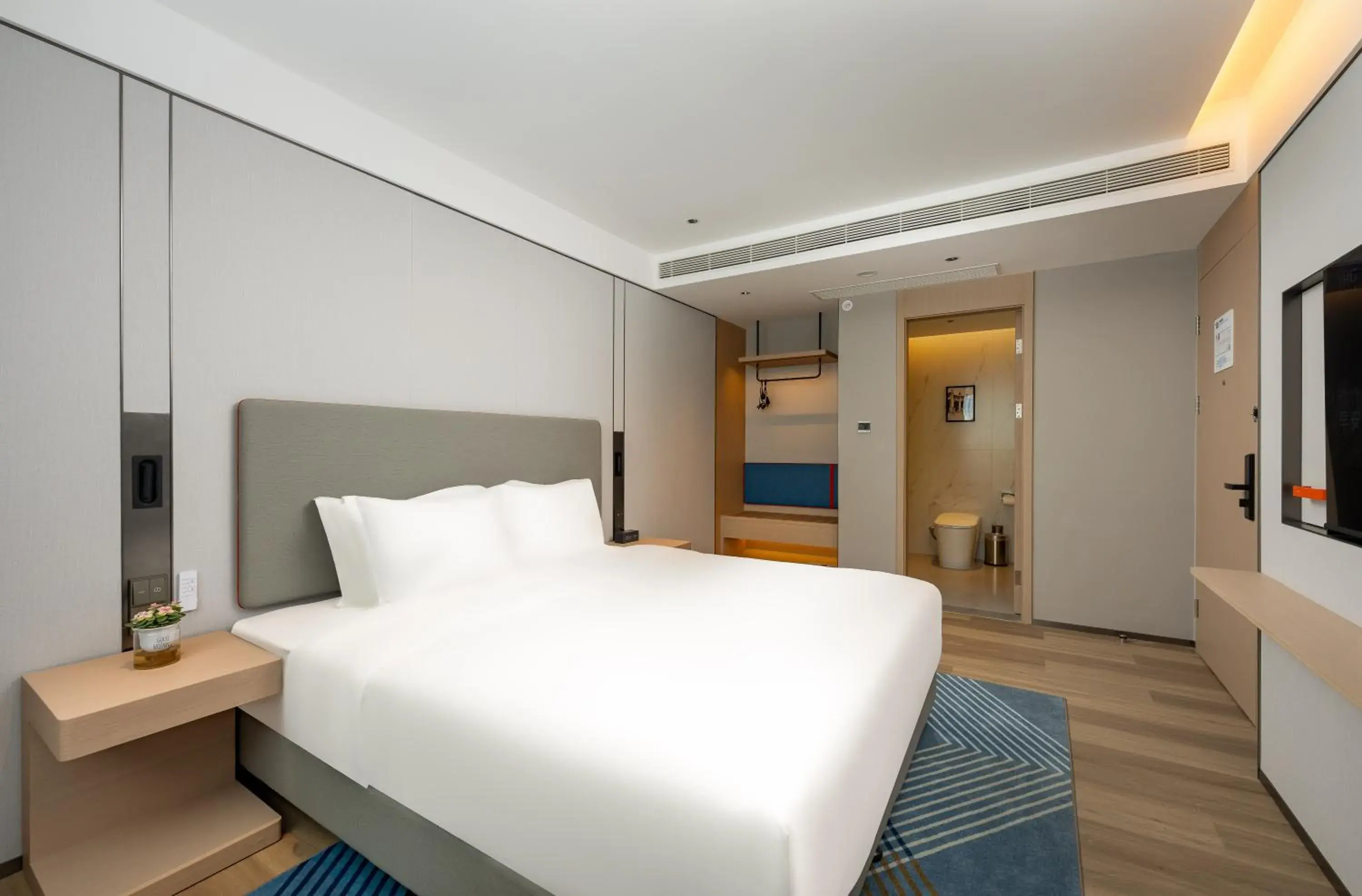 Standard King Room - Accessible in Holiday Inn Express Nanjing Riverside by IHG Standard King Room - Accessible in Holiday Inn Express Nanjing Riverside by IHG