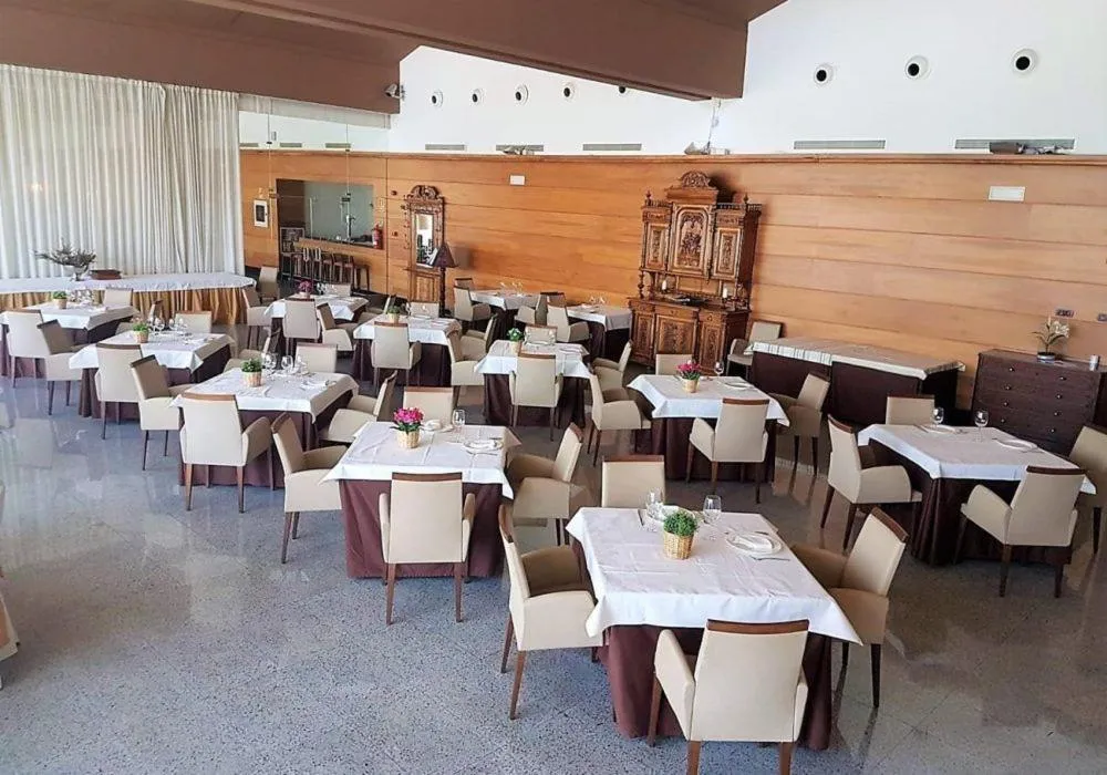 Restaurant/places to eat in HOTEL PUERTA DE SAHAGUN