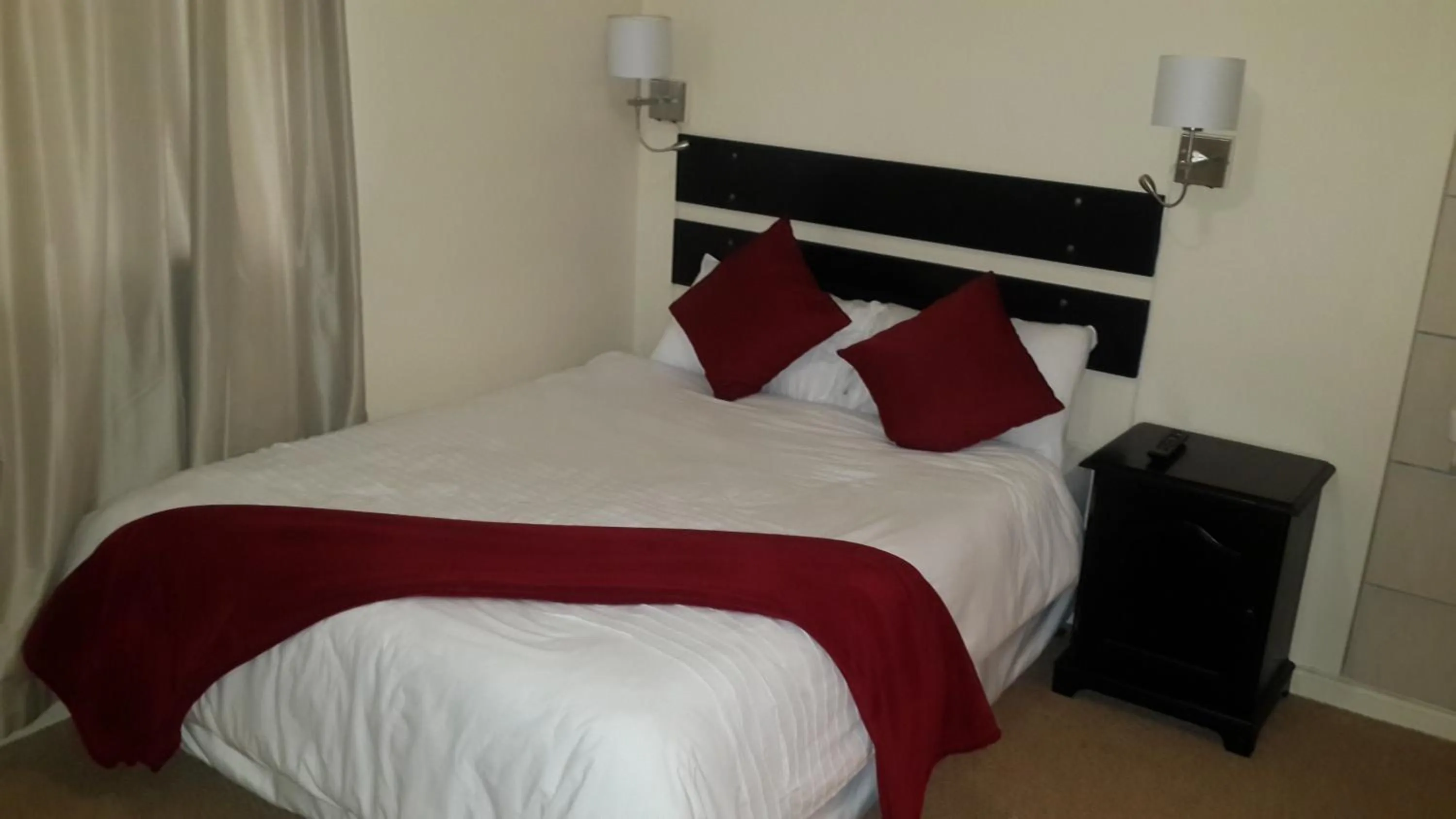 Bedroom, Bed in Victoria Hotel