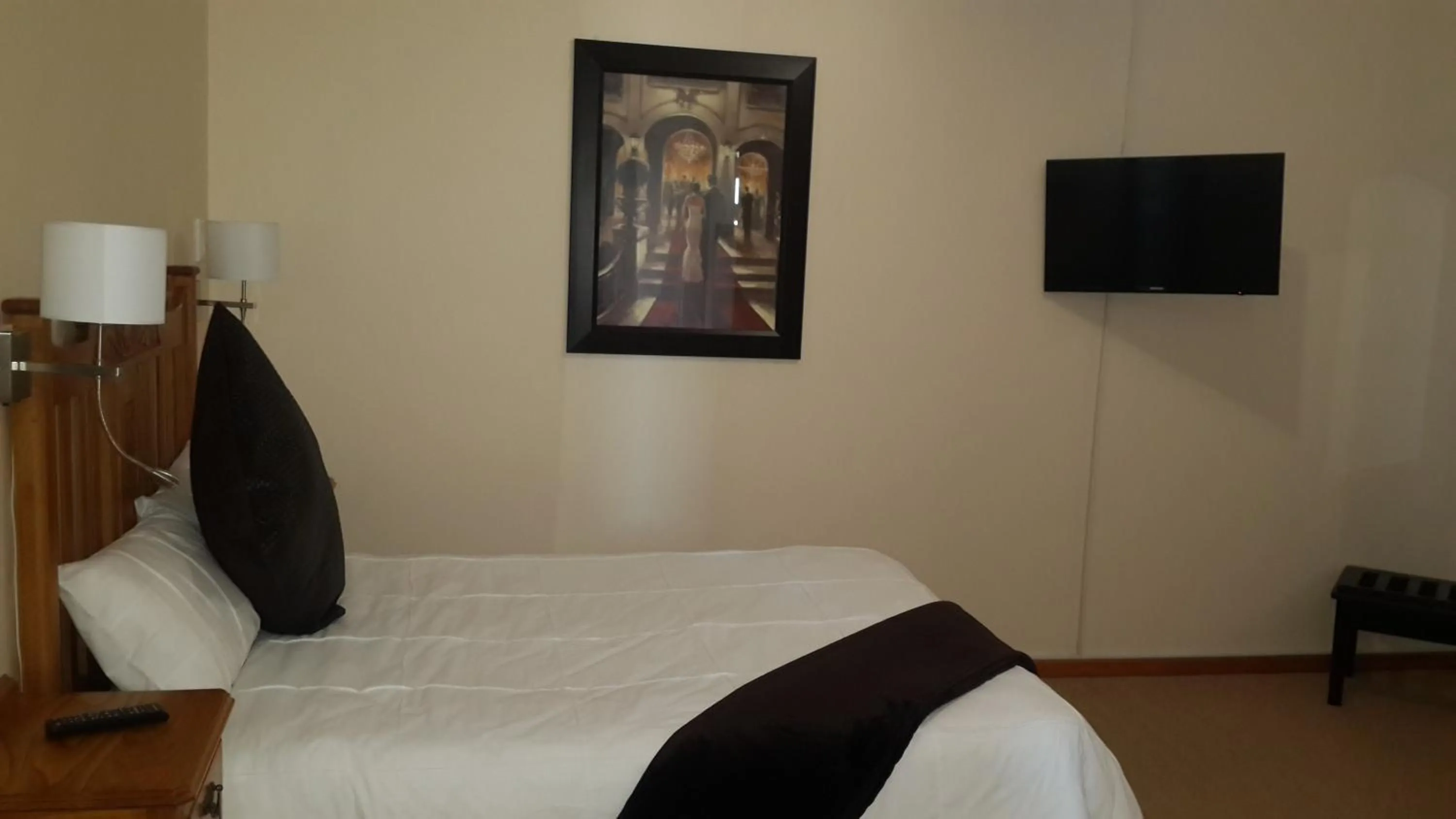 Bedroom, Bed in Victoria Hotel