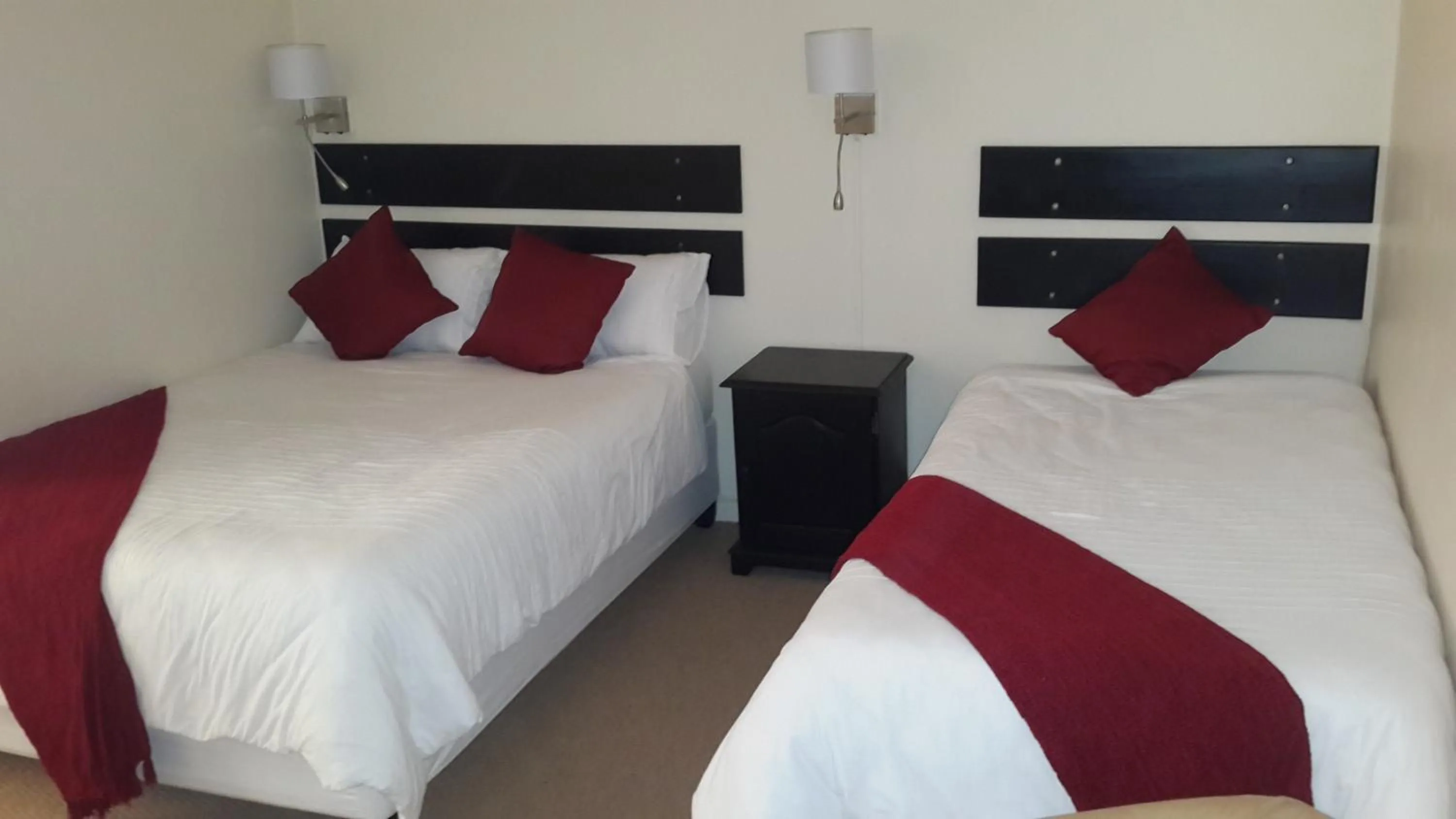 Bedroom, Bed in Victoria Hotel