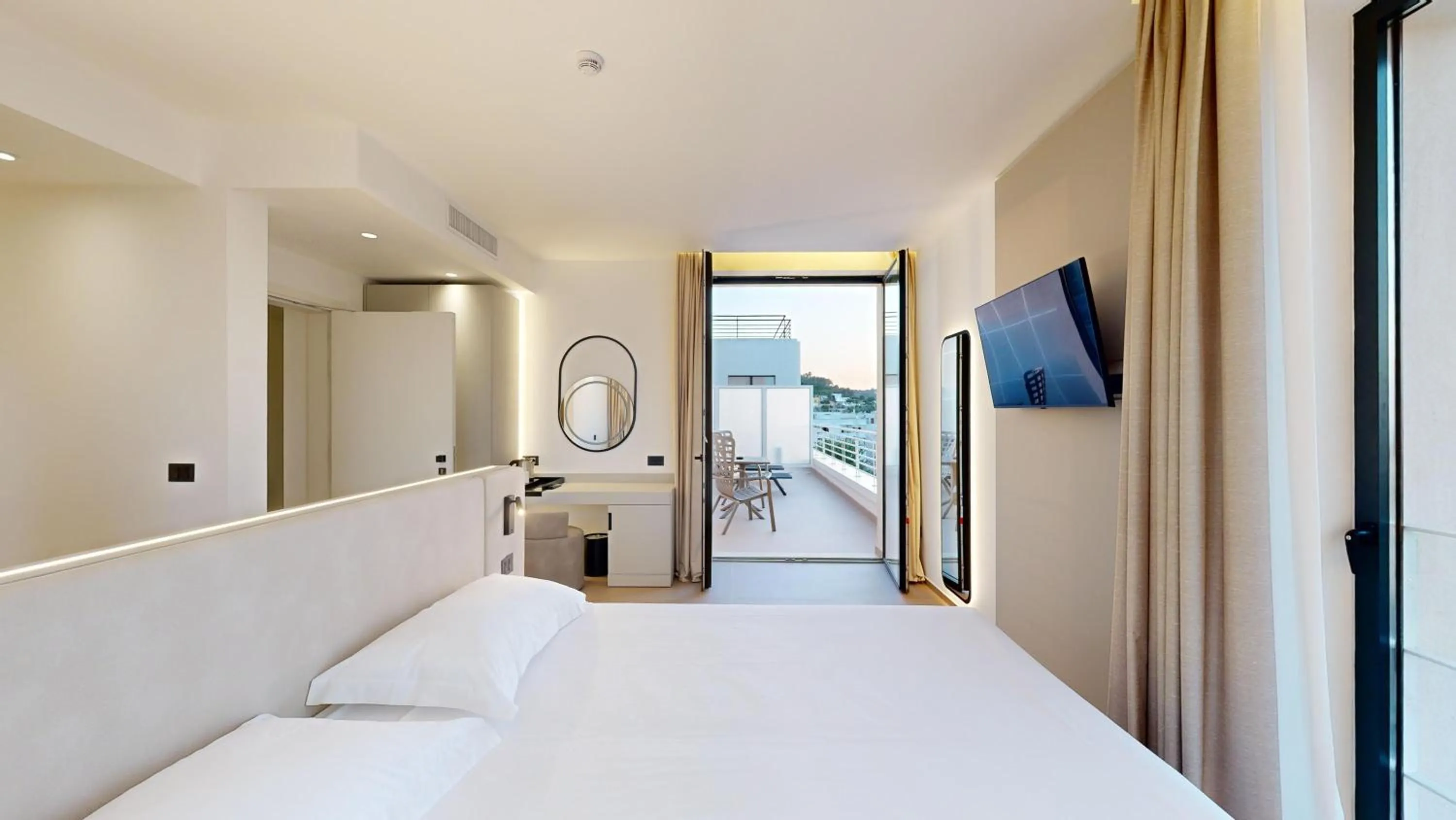 Balcony/Terrace, Bed in PRIMO OSTUNI HOTEL