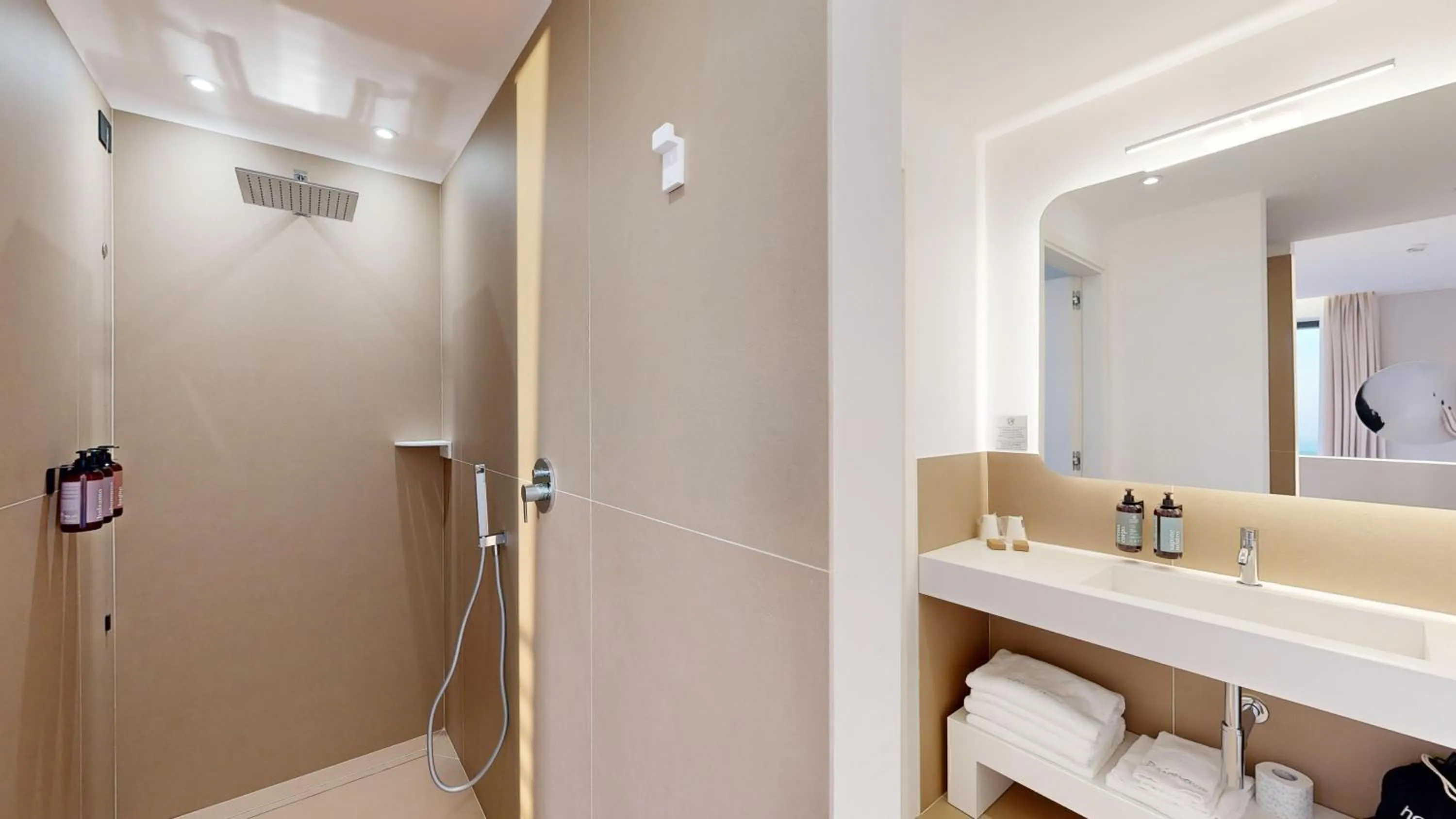 Shower in PRIMO OSTUNI HOTEL