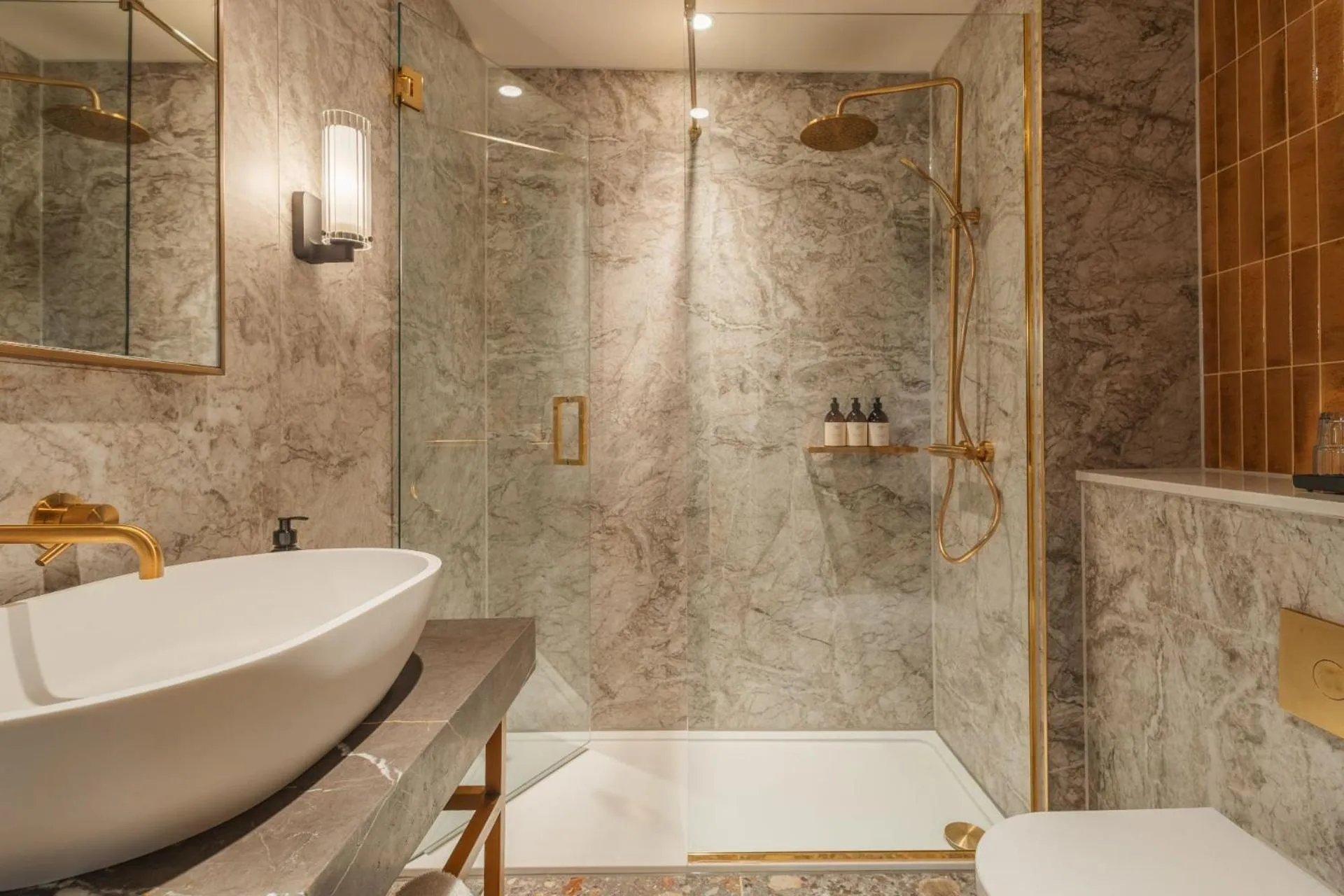 Shower in Pine Trees Hotel Pitlochry