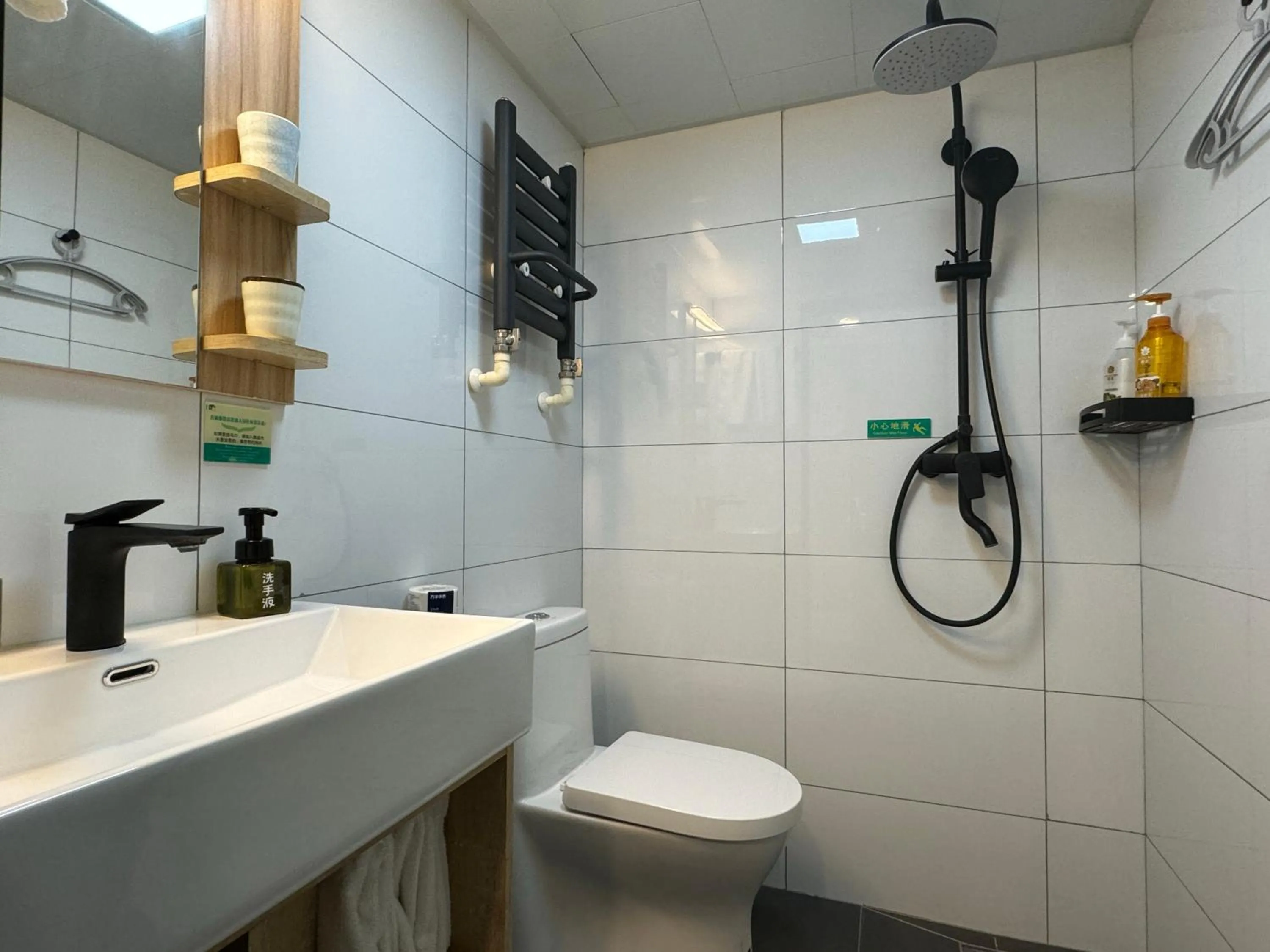 Shower in Beijing Dongdan Hotel Near Wangfujing Street,Tian'AnMen Square,The Forbidden City,Free self-service laundry room