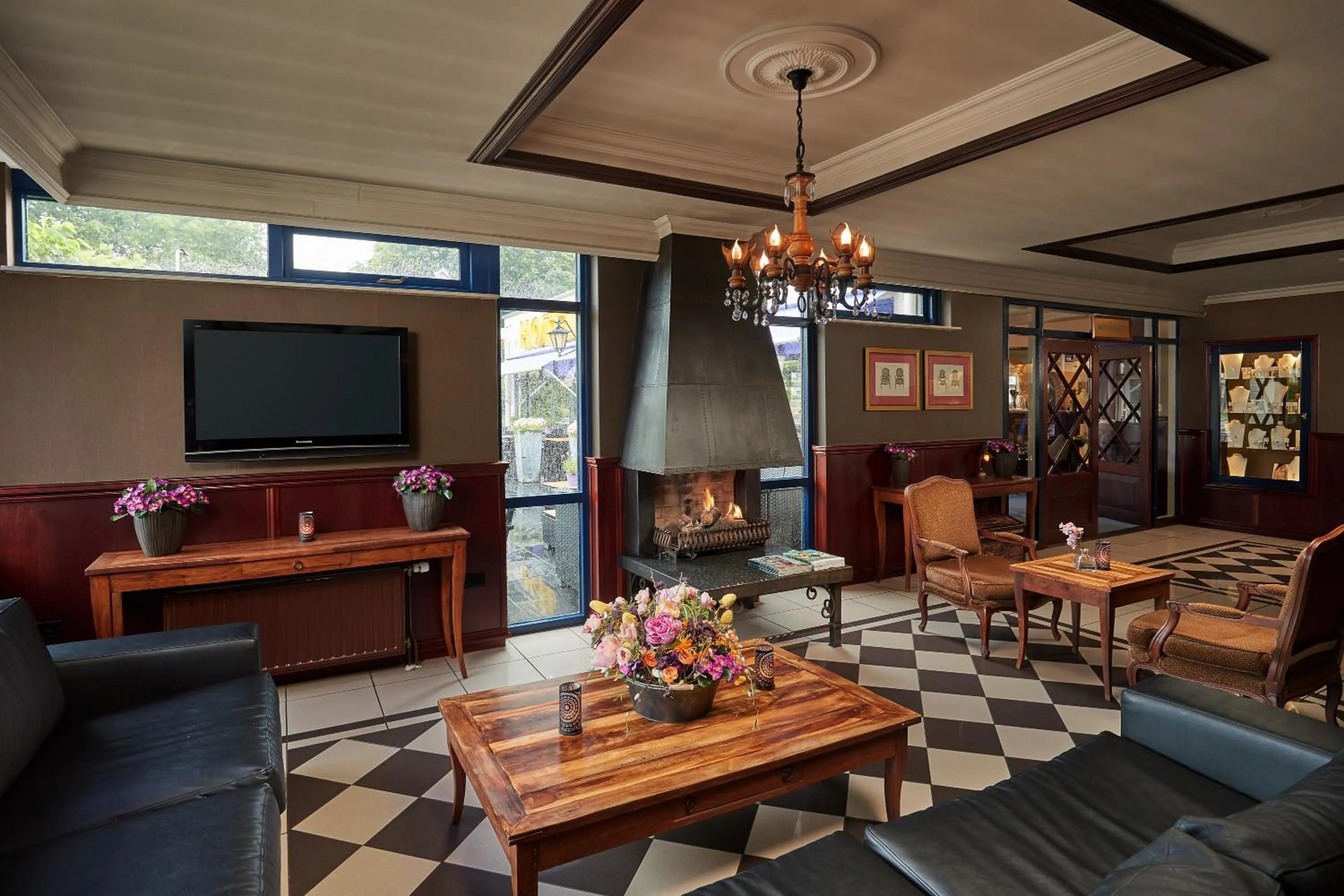 Communal lounge/ TV room in Van der Valk Hotel Hardegarijp - Leeuwarden