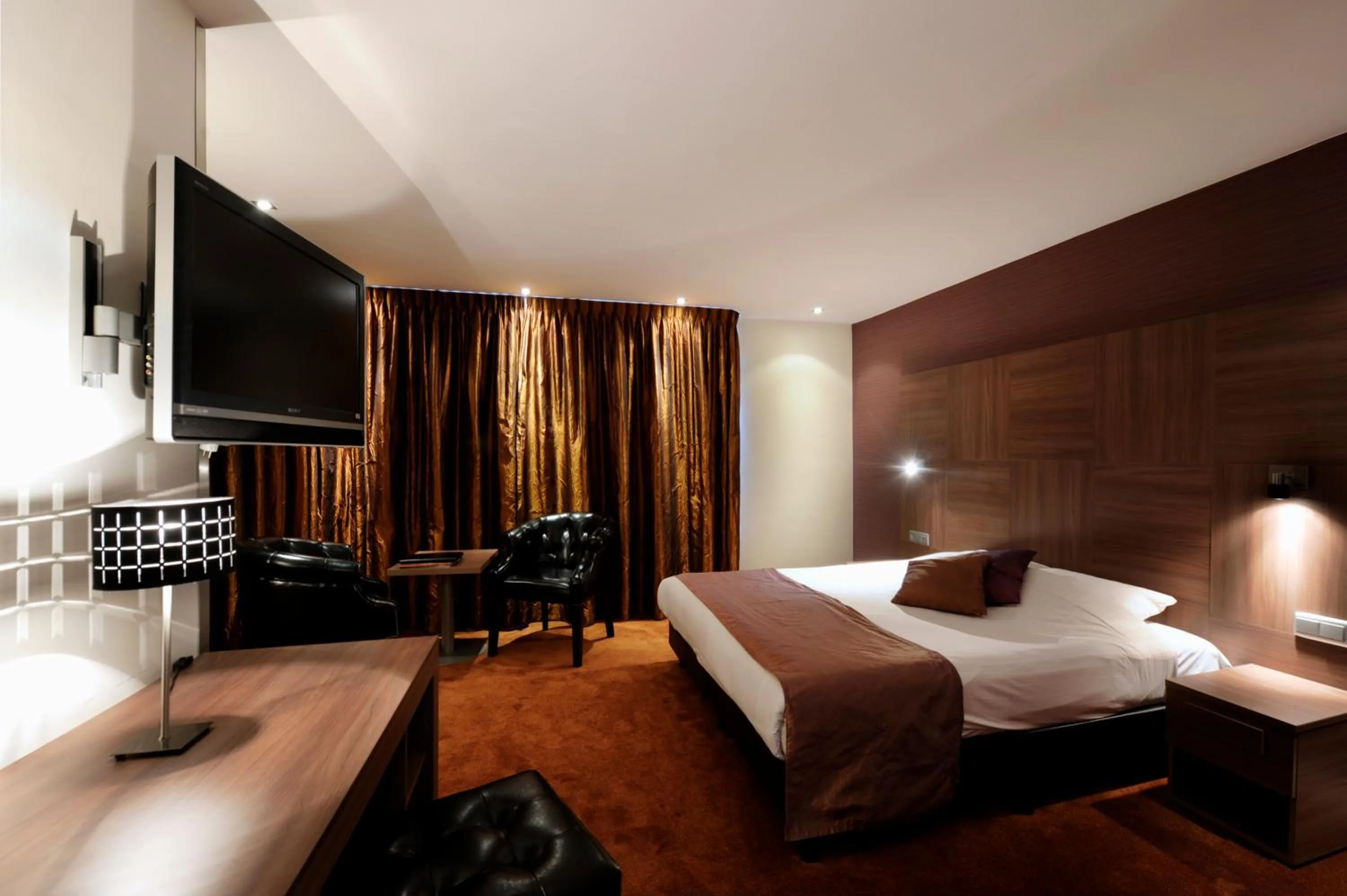 Coffee/tea facilities, Bed in Van der Valk Hotel Hardegarijp - Leeuwarden