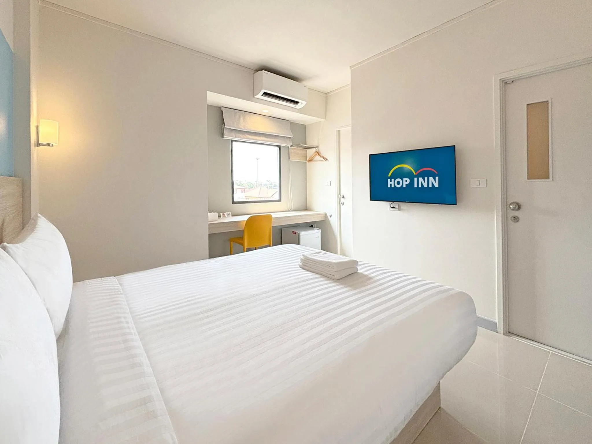 Bedroom, Bed in HOP INN Si Racha