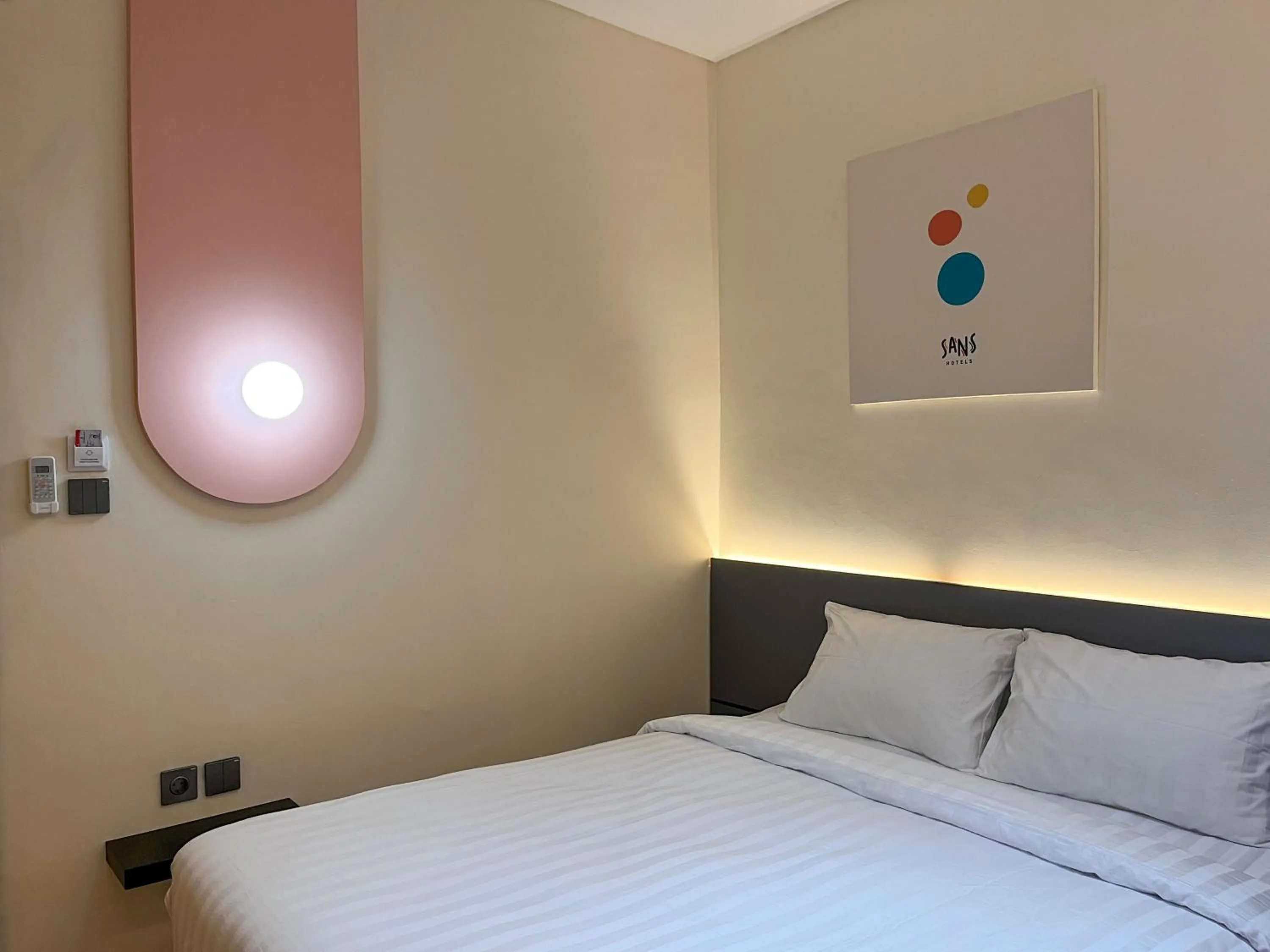 Bed in SANS Hotel Premiere Majapahit Semarang