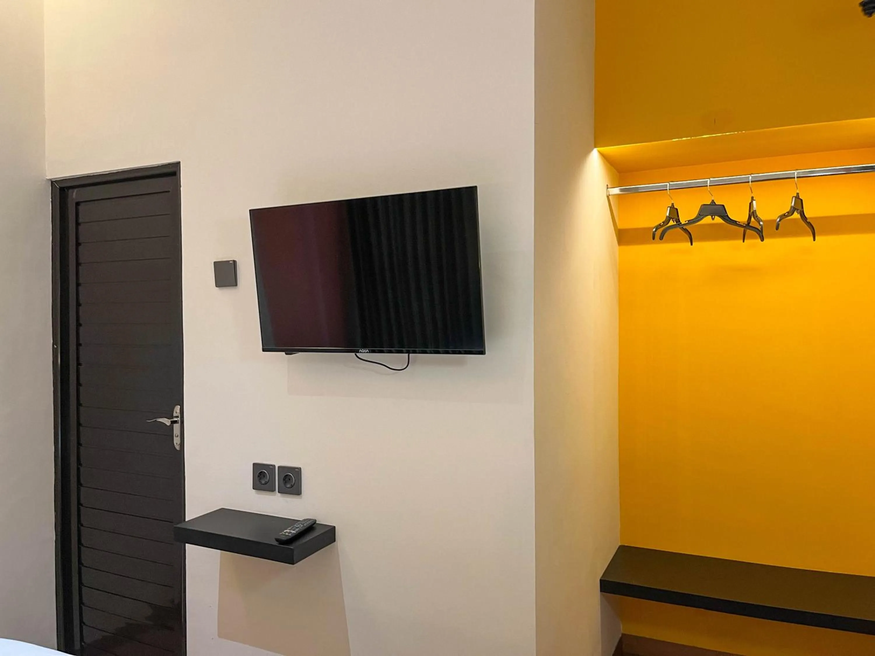 TV and multimedia in SANS Hotel Premiere Majapahit Semarang