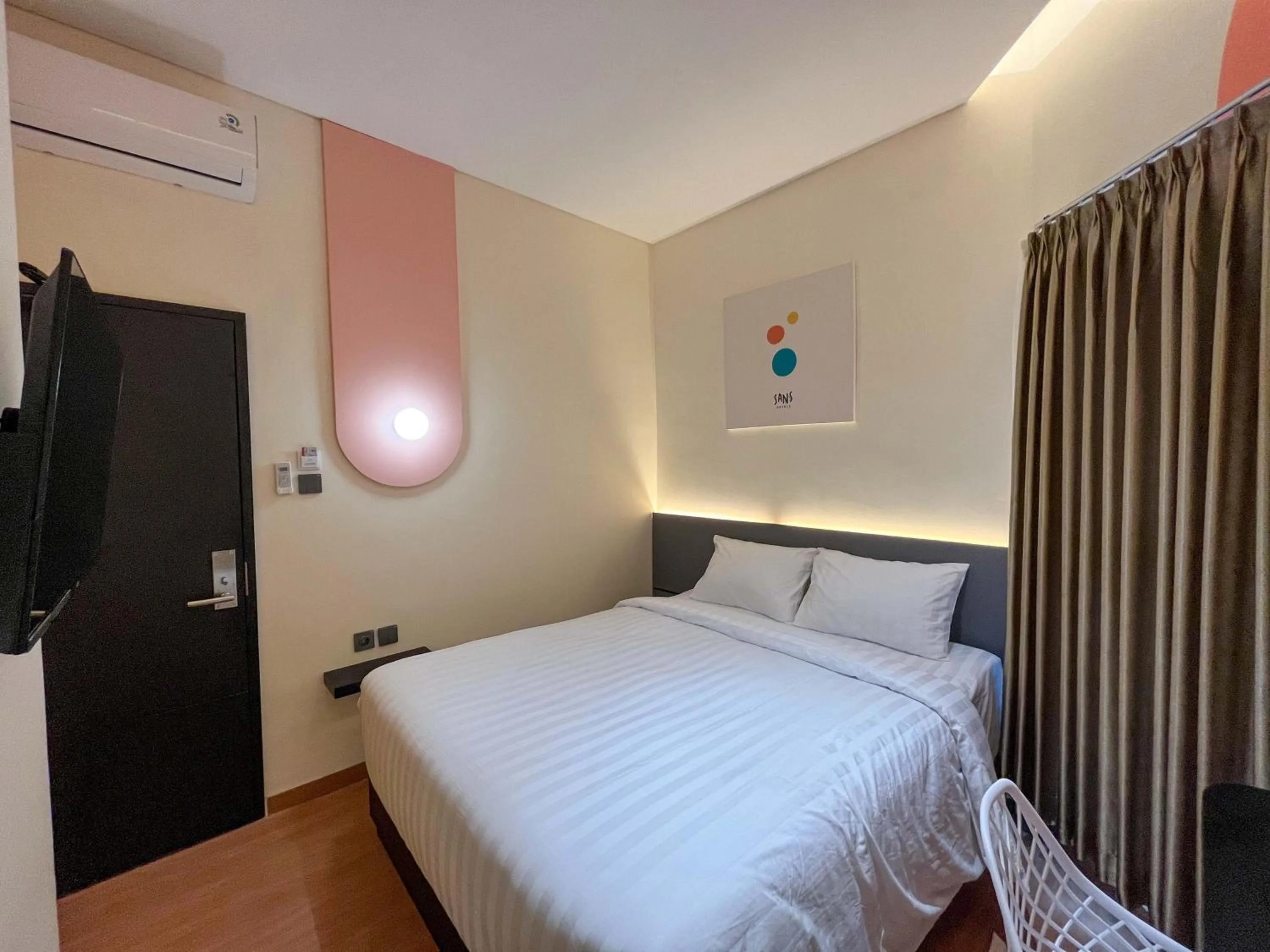 Bed in SANS Hotel Premiere Majapahit Semarang