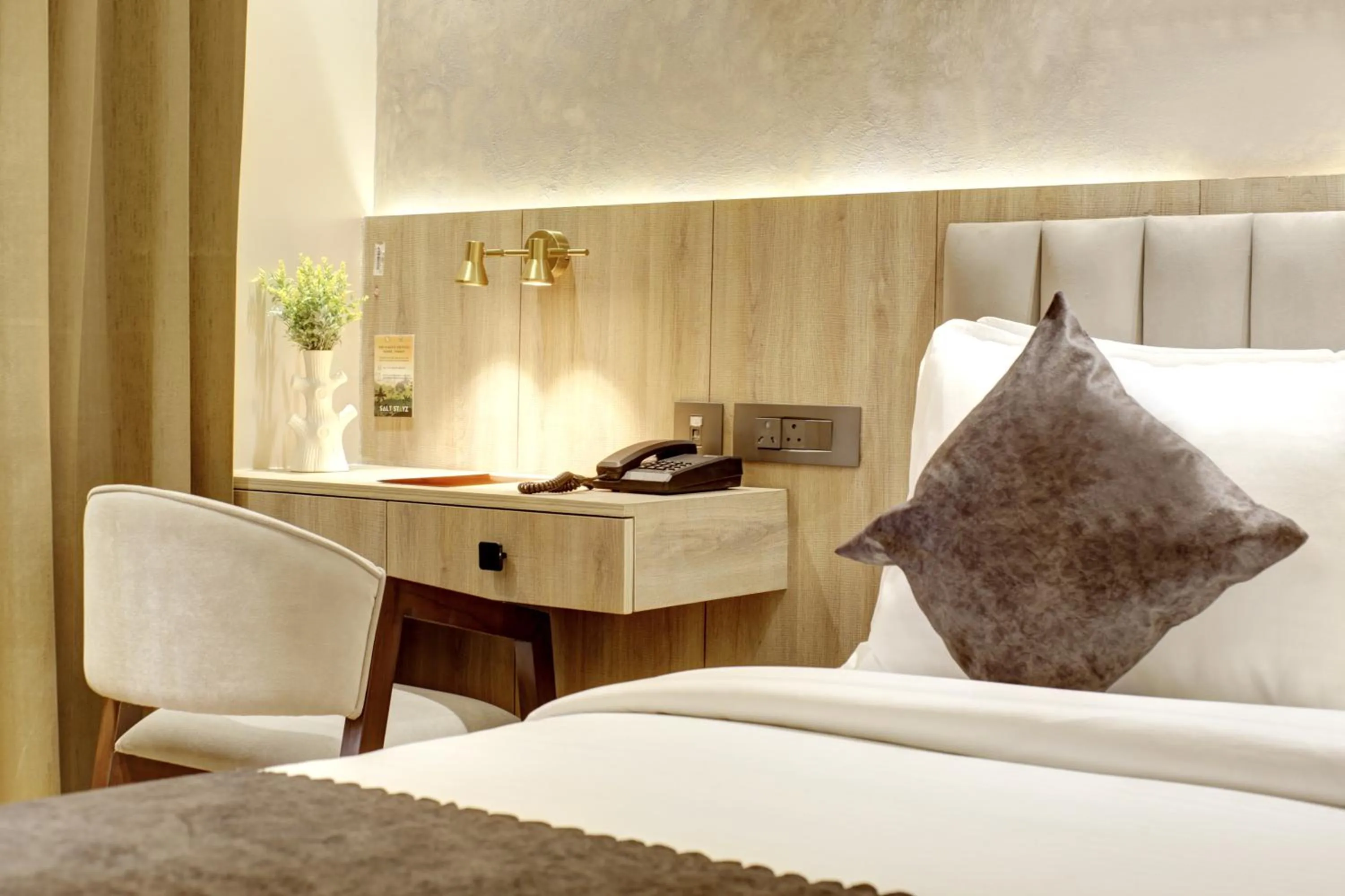 Bed in Saltstayz Premier - Near Golf Course Road & Sector 57