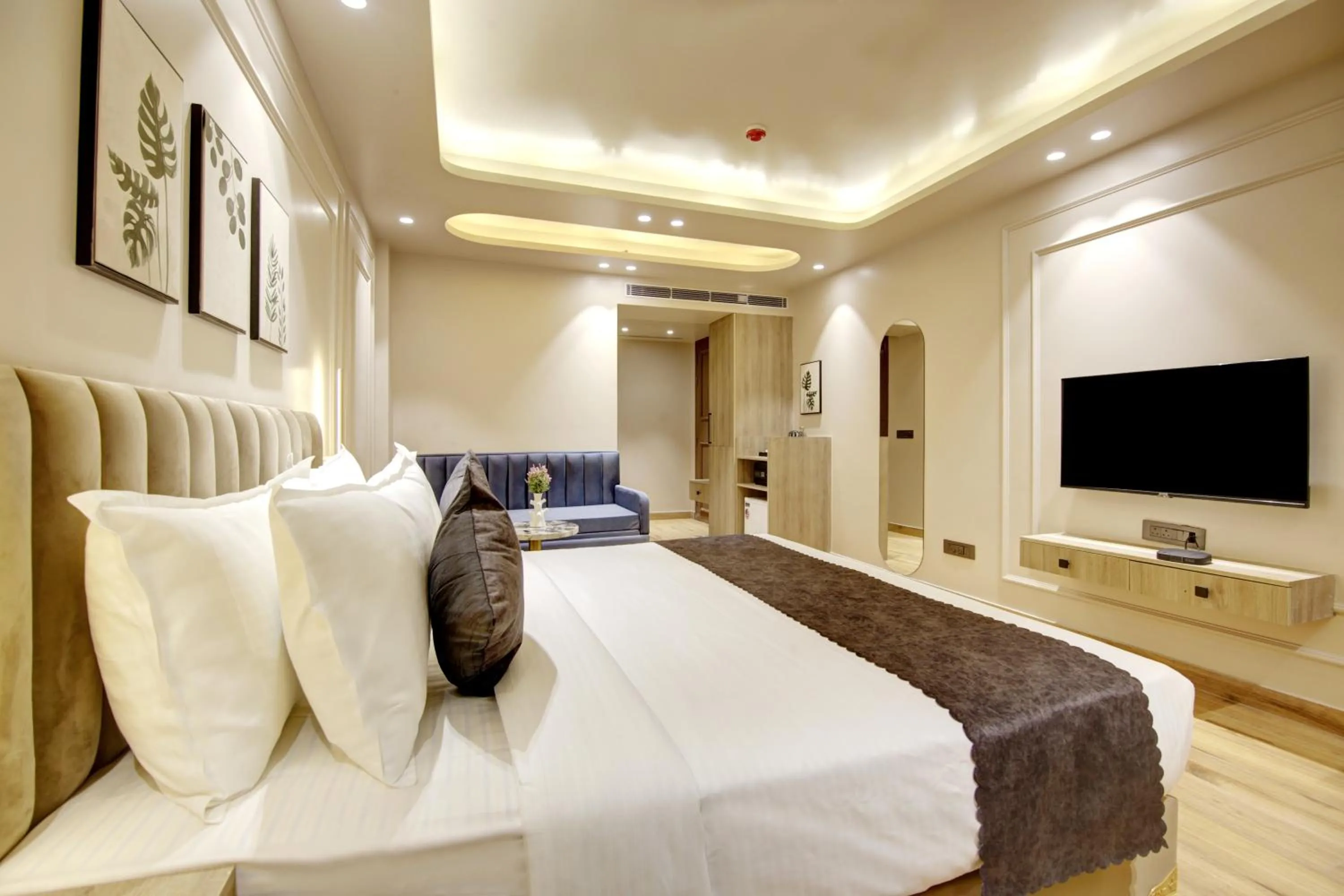 Communal lounge/ TV room, Bed in Saltstayz Premier - Near Golf Course Road & Sector 57