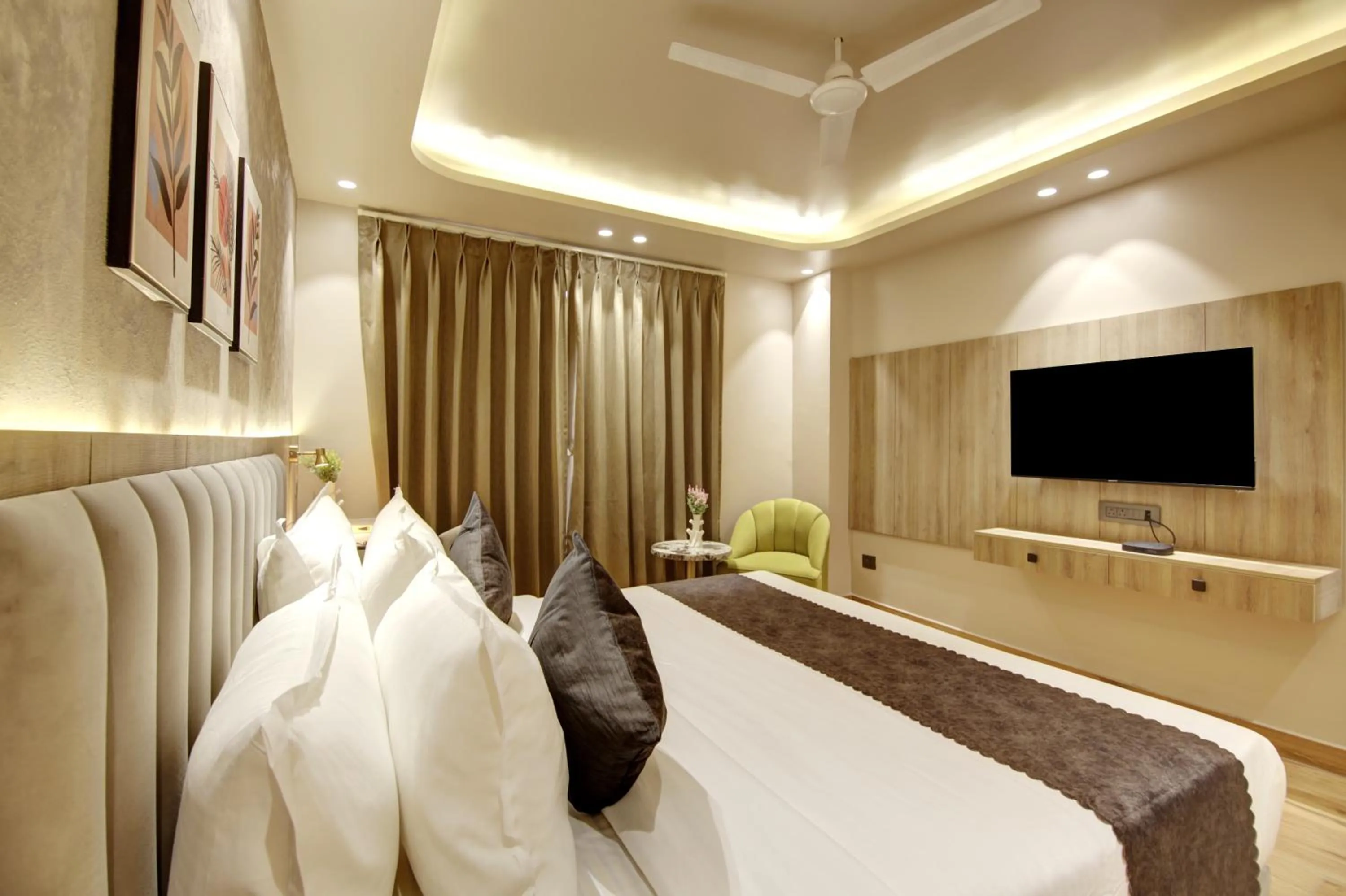 Communal lounge/ TV room, Bed in Saltstayz Premier - Near Golf Course Road & Sector 57