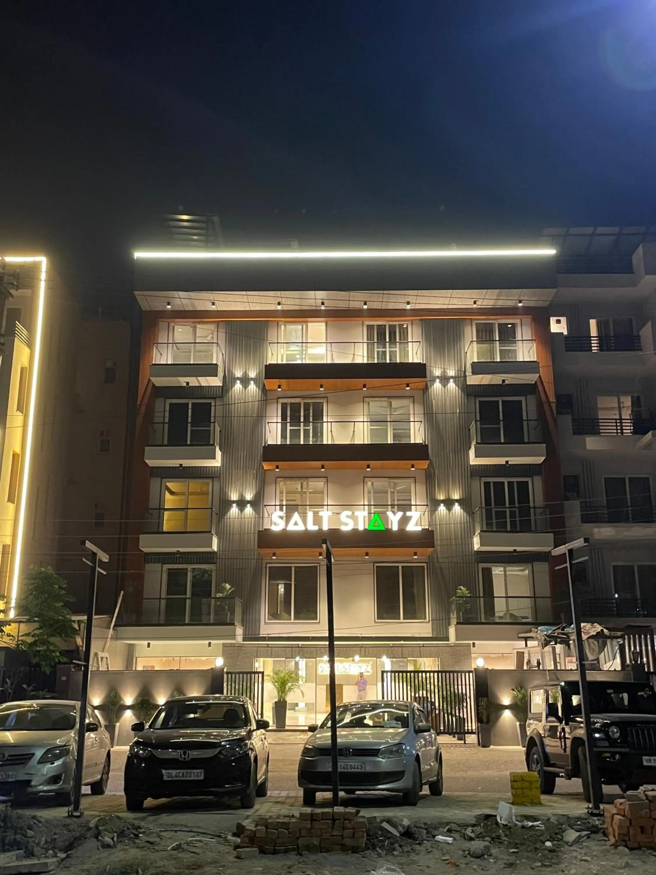 Facade/entrance in Saltstayz Premier - Near Golf Course Road & Sector 57