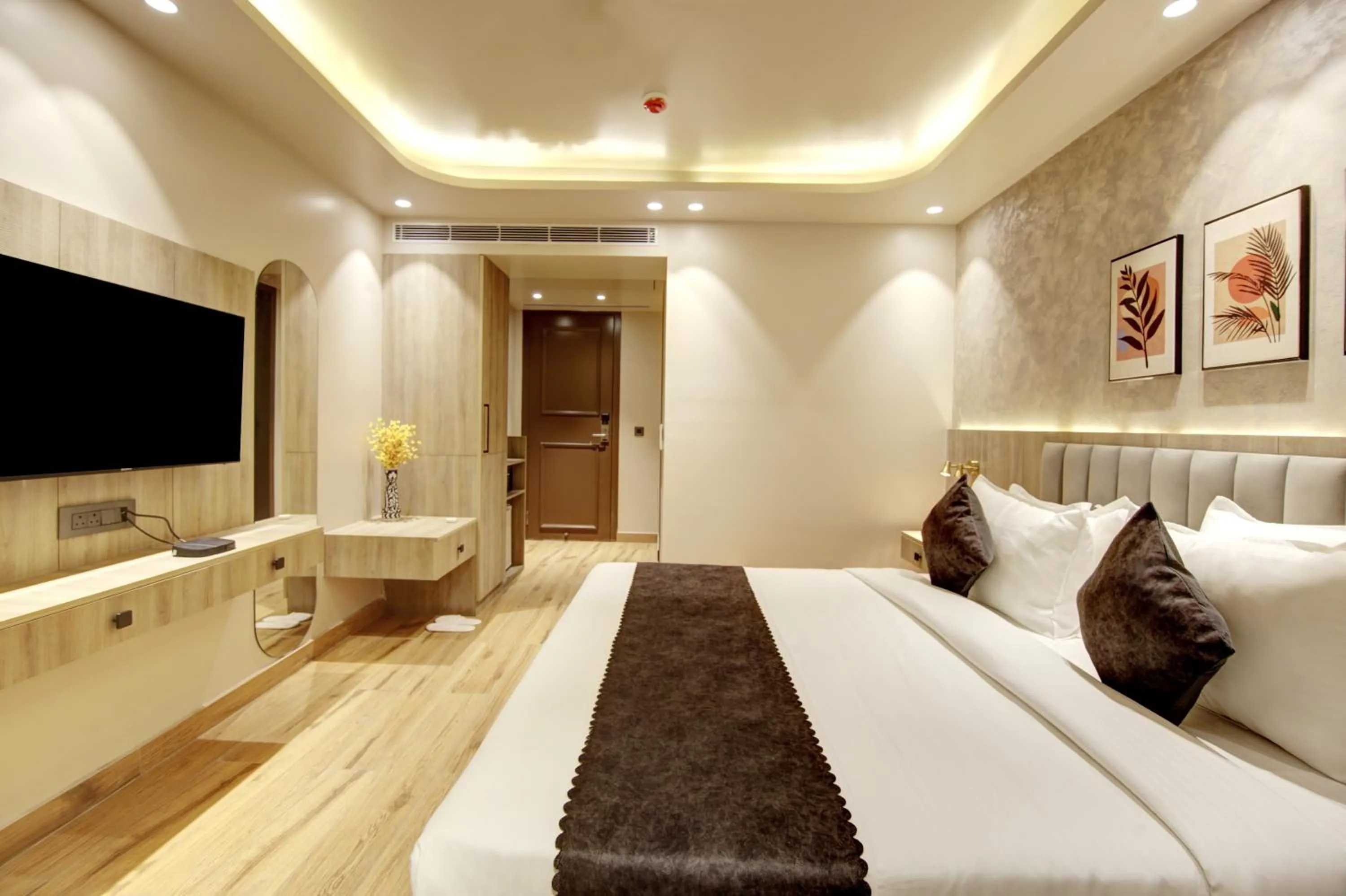 Communal lounge/ TV room, Bed in Saltstayz Premier - Near Golf Course Road & Sector 57