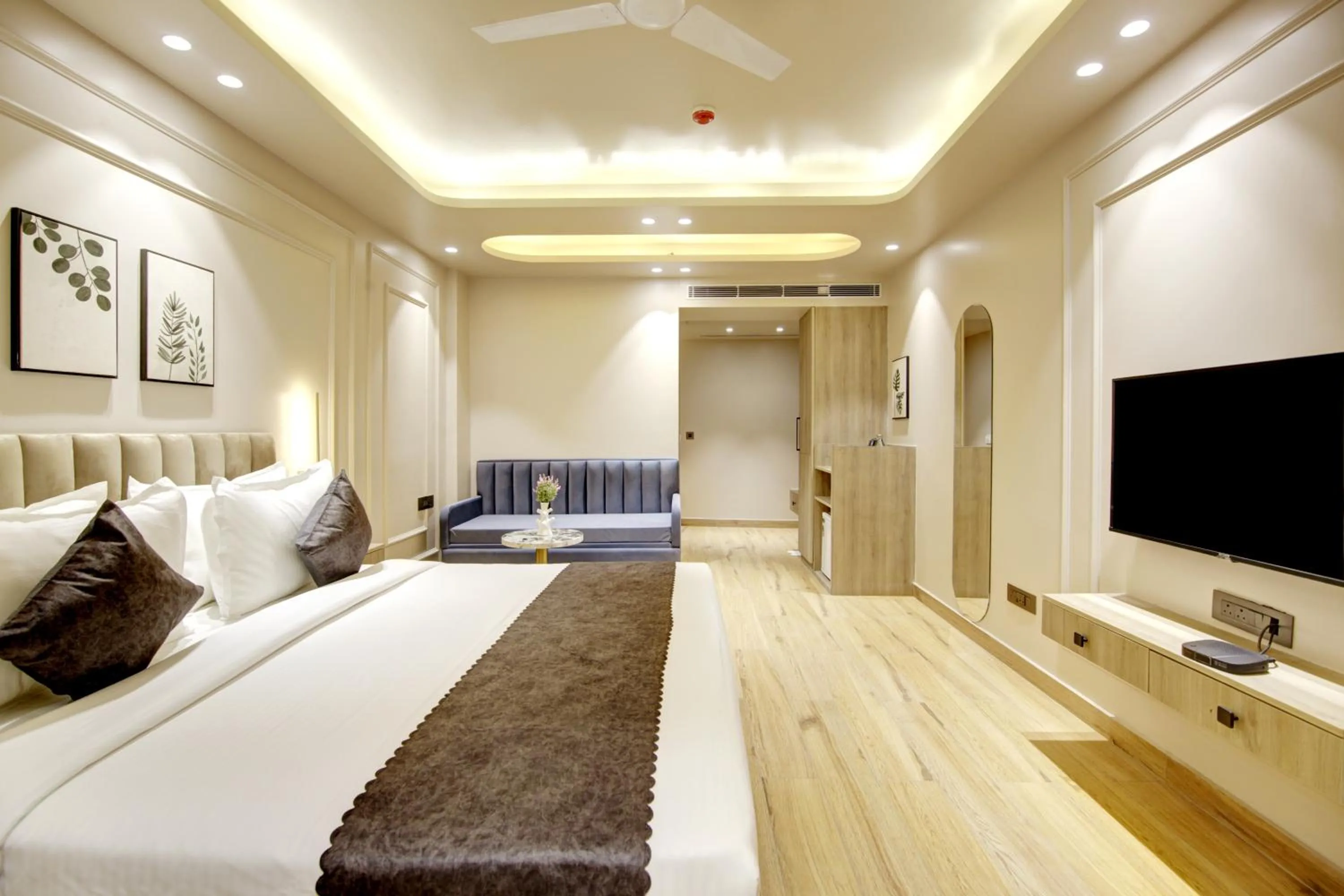 Communal lounge/ TV room, Bed in Saltstayz Premier - Near Golf Course Road & Sector 57