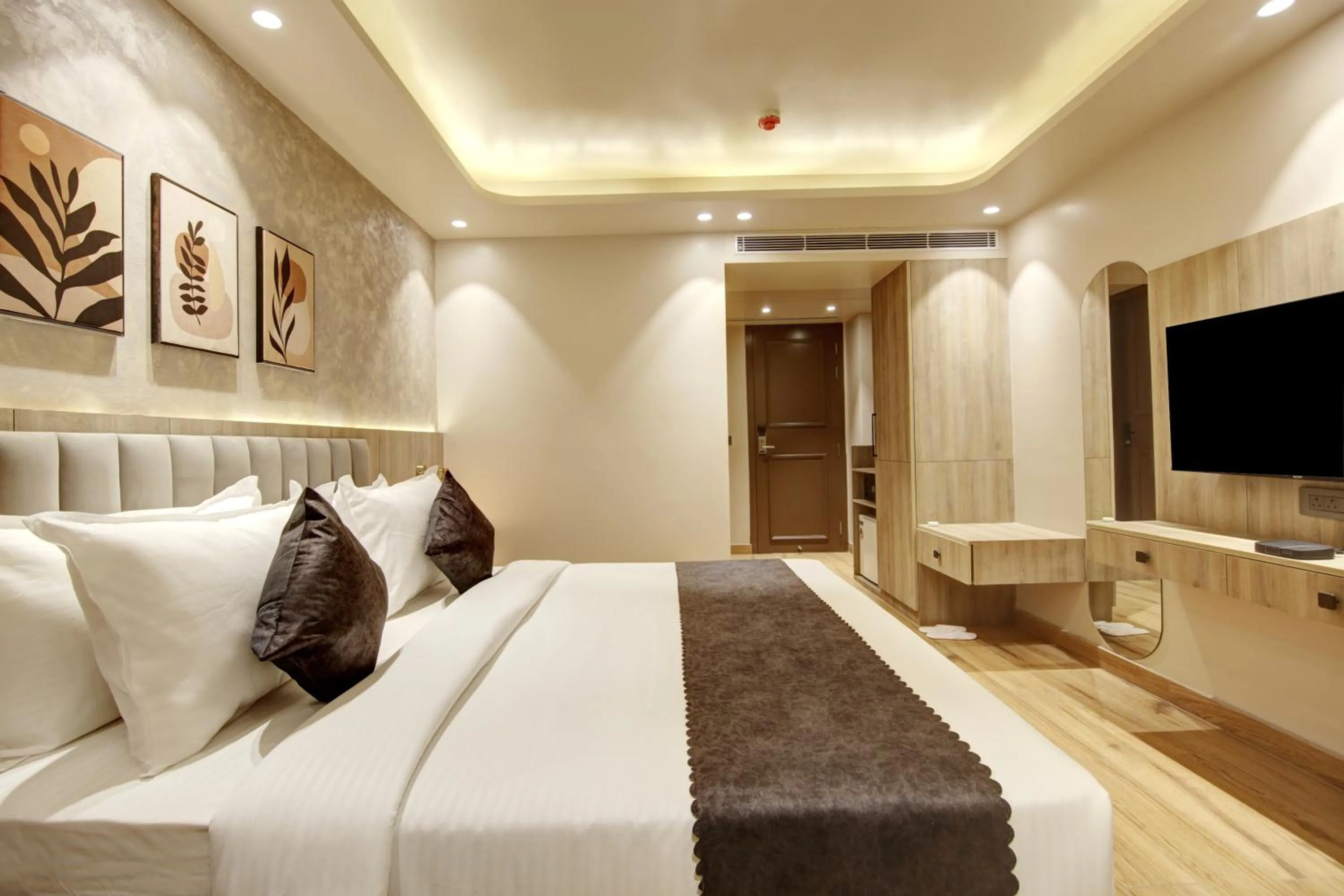 Communal lounge/ TV room, Bed in Saltstayz Premier - Near Golf Course Road & Sector 57